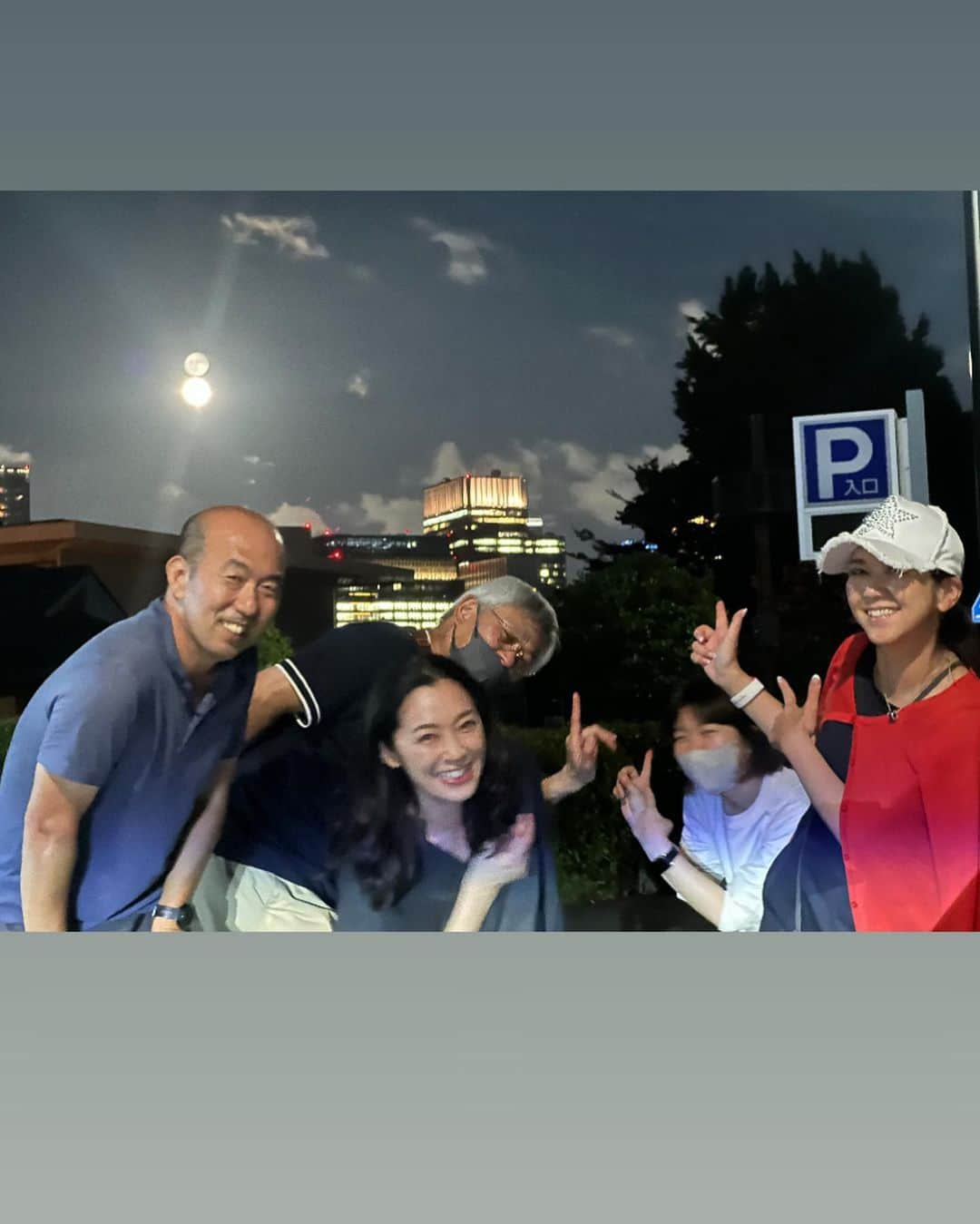 石橋奈美さんのインスタグラム写真 - (石橋奈美Instagram)「昨日は 朝の晴天から夜の満月まで 楽しく撮影してきました。  #アイブレラ　さんのお仕事でした。  このサングラス、 軽くて、かけていることを忘れてしまうくらいフィットするんです😆 いろいろな服に合うデザインで テンションも上がります🙌  最後の写真2枚は 月が綺麗な中での記念撮影📷  皆さん 暑い中お疲れ様でした😊 ありがとうございました。  #アイブレラ #サングラス #ファッション #namiishibashi  #nmtinc. #撮影 #満月」8月3日 14時20分 - ishibashi.nami