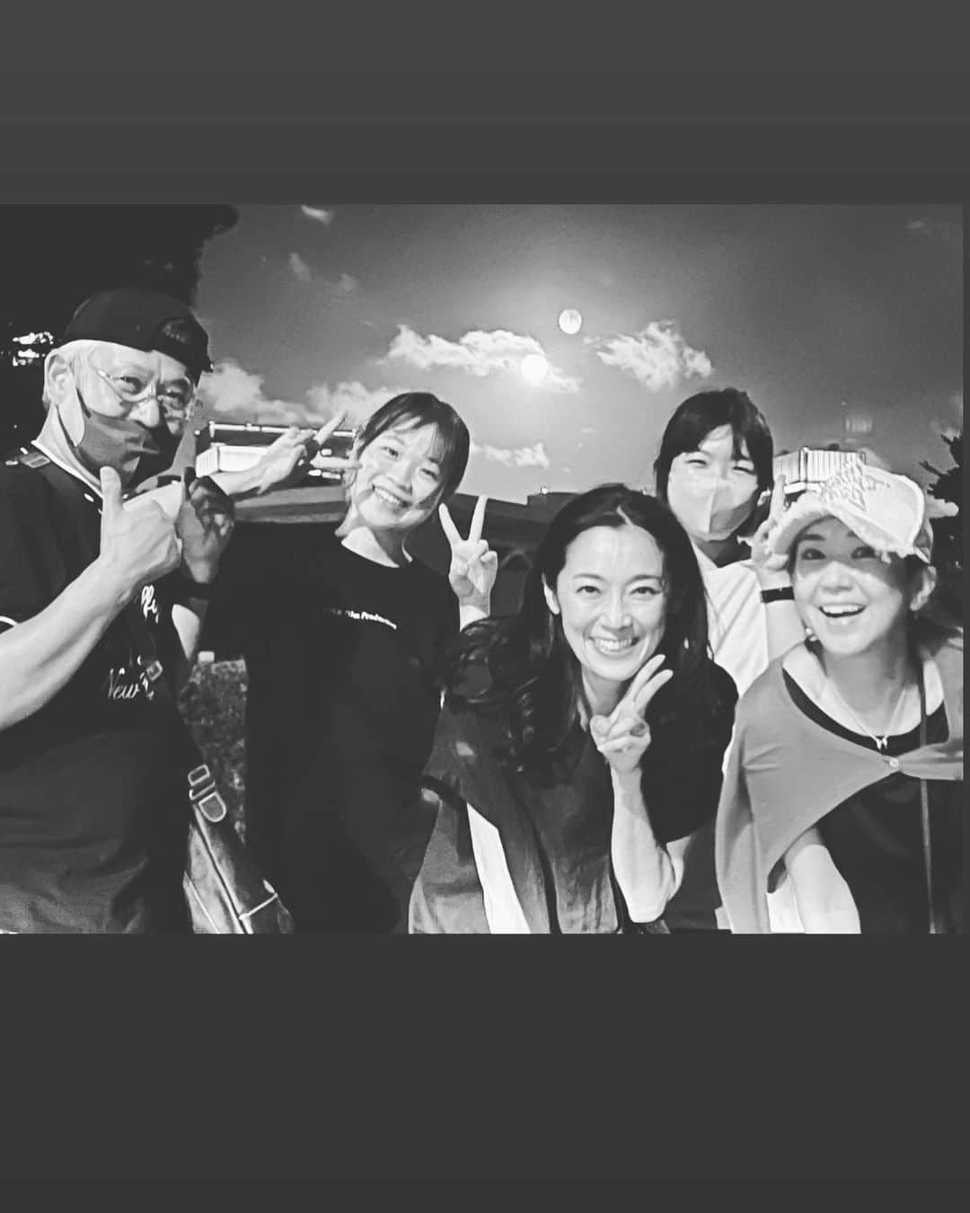 石橋奈美さんのインスタグラム写真 - (石橋奈美Instagram)「昨日は 朝の晴天から夜の満月まで 楽しく撮影してきました。  #アイブレラ　さんのお仕事でした。  このサングラス、 軽くて、かけていることを忘れてしまうくらいフィットするんです😆 いろいろな服に合うデザインで テンションも上がります🙌  最後の写真2枚は 月が綺麗な中での記念撮影📷  皆さん 暑い中お疲れ様でした😊 ありがとうございました。  #アイブレラ #サングラス #ファッション #namiishibashi  #nmtinc. #撮影 #満月」8月3日 14時20分 - ishibashi.nami