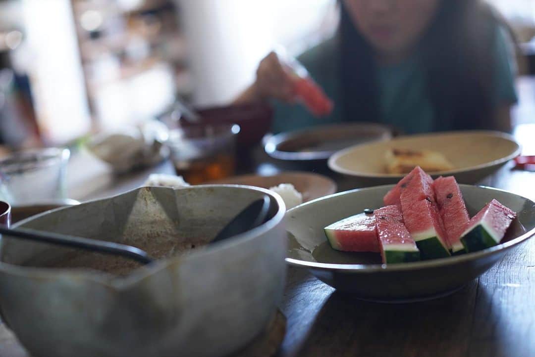 Wakana Babaのインスタグラム：「息子の夏休みにひっぱられかなり脳味噌夏休みモードな毎日。 幼馴染が泊まりに来てくれた今朝、すいかを福田里香さん推奨の切り方してみた。本物はもっと細いのかもしれない。ただ棒状てのはたしかに食べやすいな！🍉🍟」