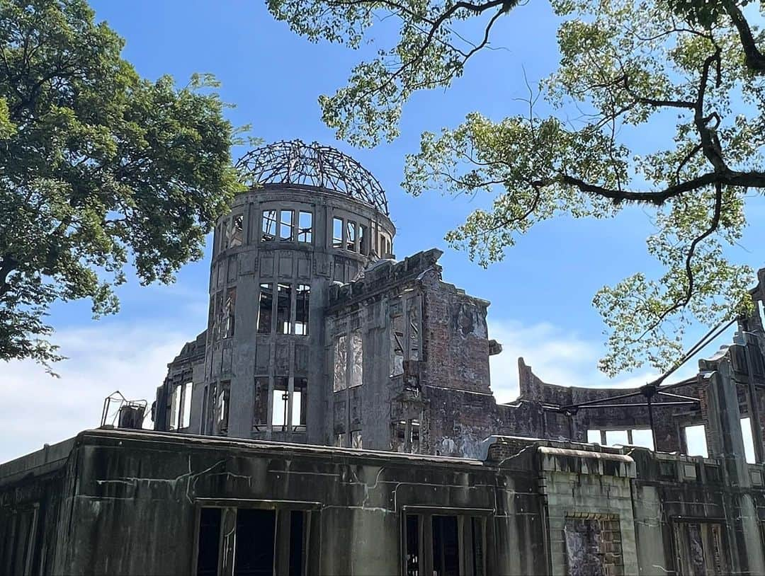 楪望さんのインスタグラム写真 - (楪望Instagram)「* 8/6 原爆の日の事前取材。 真夏の太陽が照り付ける、8月の平和公園におじゃましてきました。 特に8月6日は、過去を振り返っても雨が降ったことはほとんどなく、毎年天候は晴れ。  1945年8月6日も快晴で、真夏の太陽がのぼると、気温はぐんぐん上昇したといいます。 そして、迎えた午前8時15分。  今年で原爆投下から78年が経とうとしています。 当時の悲惨な出来事を風化させないために、記憶を記録にのこしながら、被爆の実相を伝えていく取り組みが各地で行われています。 今回、私は『最先端のテクノロジー』を使った継承について、取材させていただきました。  明日8/4お昼12時〜のアベマヒルズ。 そして、8/6朝8時〜の平和記念式典 特別番組にて、放送予定です。 ご覧いただければ幸いです。 #8月6日 #広島 #平和公園 #hiroshima #peacememorialpark #peace #取材 #abema #abemanews #🕊」8月3日 14時24分 - nozomi_yuzuriha_official