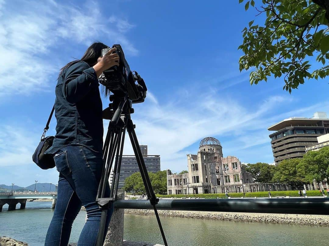 楪望さんのインスタグラム写真 - (楪望Instagram)「* 8/6 原爆の日の事前取材。 真夏の太陽が照り付ける、8月の平和公園におじゃましてきました。 特に8月6日は、過去を振り返っても雨が降ったことはほとんどなく、毎年天候は晴れ。  1945年8月6日も快晴で、真夏の太陽がのぼると、気温はぐんぐん上昇したといいます。 そして、迎えた午前8時15分。  今年で原爆投下から78年が経とうとしています。 当時の悲惨な出来事を風化させないために、記憶を記録にのこしながら、被爆の実相を伝えていく取り組みが各地で行われています。 今回、私は『最先端のテクノロジー』を使った継承について、取材させていただきました。  明日8/4お昼12時〜のアベマヒルズ。 そして、8/6朝8時〜の平和記念式典 特別番組にて、放送予定です。 ご覧いただければ幸いです。 #8月6日 #広島 #平和公園 #hiroshima #peacememorialpark #peace #取材 #abema #abemanews #🕊」8月3日 14時24分 - nozomi_yuzuriha_official