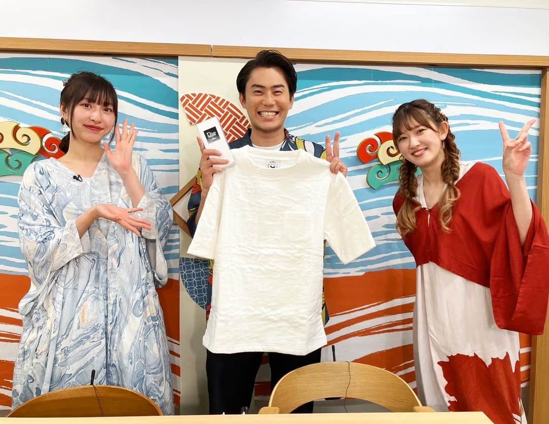 のインスタグラム：「昨日で28歳になりました🙇✨ たくさんのお祝いのメッセージありがとうございます😭  先日は西乃風ブラン堂の収録時に植村さん、川村さん、スタッフのみなさんにもお祝いしてもらいました！！  お二人からはシャワージェルと今治タオルのTシャツをいただき、早速着て大阪に戻りましたが着心地抜群でめちゃくちゃ夏場重宝しそうでした😭✨  28歳のテーマは『大人』🥸 真の大人になれるよう、何事にも責任感を持って貪欲にチャレンジしていきます！！  #ポーズがすでに子供 #3枚目猫背すぎる #いい大人なので背筋伸ばしていきます」