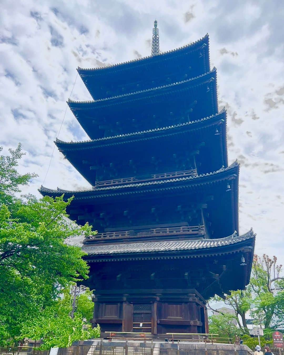 村主章枝さんのインスタグラム写真 - (村主章枝Instagram)「A five-storied pagoda at Toji Temple in Kyoto. The construction of a five-storied pagoda is good for learning my life.  The five-storied pagoda construction technology is indispensable for Japan, which is prone to earthquakes. In judo, the phrase “softness overcomes hardness” is often used. I want to be able to approach things with a flexible mind and way of thinking in difficult situations…  京都、東寺にある五重塔。 五重塔の造りは、人として在り方の勉強にあります。 五重塔の建築技術は、地震の多い日本にとっては、欠かせないものです。 柔道においても、「柔よく剛を制す」という言葉はよく使われます。 厳しい局面で、柔らかい頭、考え方で物事に取り組めるようになりたいな、と思いました！  #京都東寺  #kyototemple  #五重塔」8月3日 14時31分 - fumie.suguri