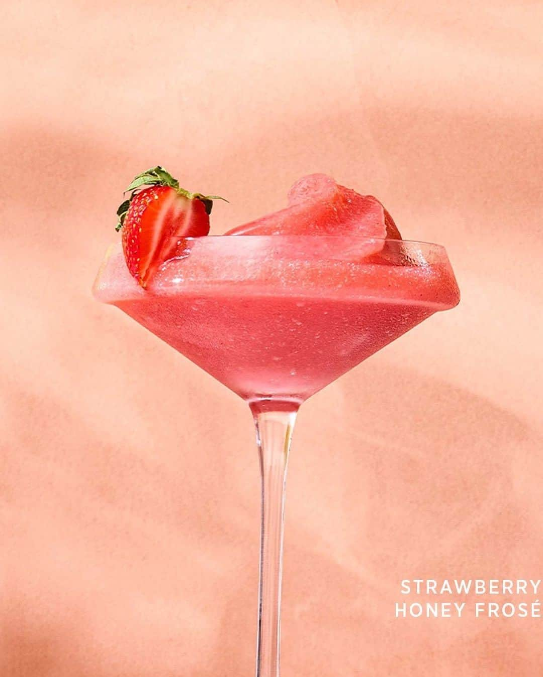 Vitamix Japanさんのインスタグラム写真 - (Vitamix JapanInstagram)「この夏を涼しく過ごすのに快適なドリンク🍹 自然な甘さを加えたストロベリー・ハニー・ロゼワインを今すぐ作ってみましょう🍓🍷  【材料】 ロゼワイン 720ml 蜂蜜  大さじ2 (お好みで) 冷凍イチゴ 210g  ☑️詳しくはプロフィールのURLをチェック @vitamix_japan  #vitamix #バイタミックス #バイタミックスレシピ #ヘルシーレシピ #ホールフード  #ローフード ＃酵素 ＃ファスティング #ロゼワイン #手作りカクテル」8月3日 14時44分 - vitamix_japan