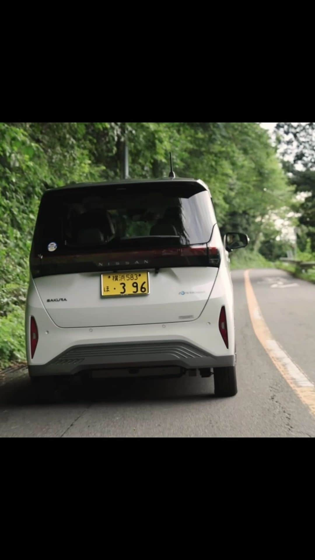 日産自動車のインスタグラム：「【 #日産サクラ 】EVのパワフルな加速を体験🚙 #電気自動車 になった軽、日産サクラ。 もしも手に入れたら、私たちの毎日はどう変わる？  走りにこだわりがある吉田夫婦が 電気ならではのパワーで上り坂にトライ✨  #日産サクラのある暮らし #EV」