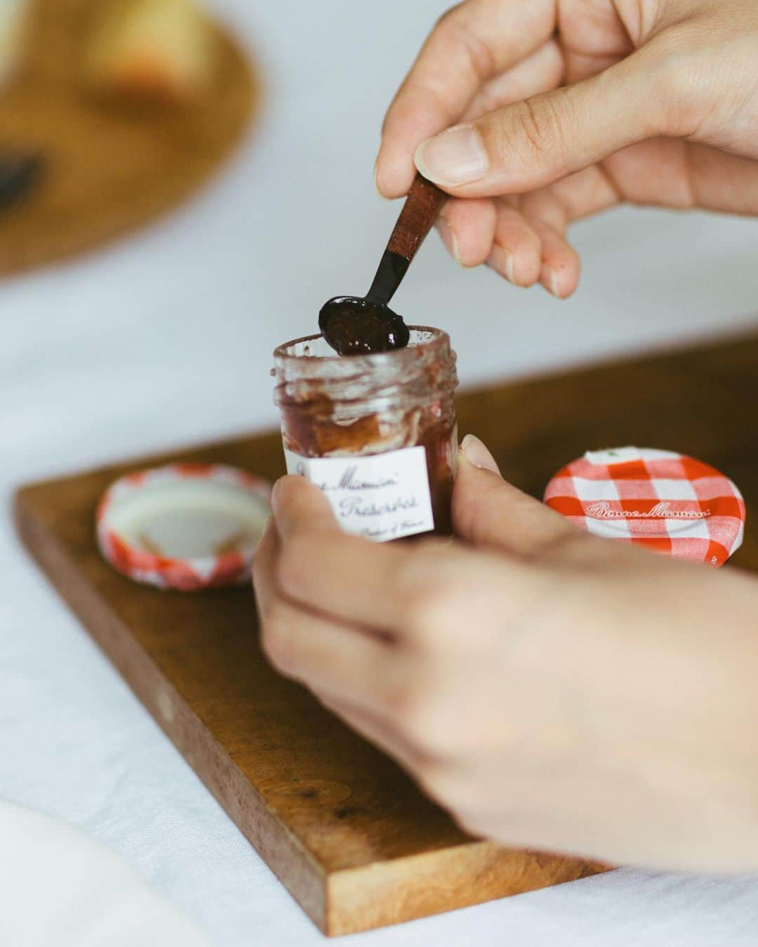 オルネ ド フォイユさんのインスタグラム写真 - (オルネ ド フォイユInstagram)「新入荷🥣  イギリスで活動する女性デザイナー、 Sarah Petherickのカトラリー。  彼女がデザインを手がけ、 水牛製品の加工技術や知識に優れたベトナムの職人たちが ひとつひとつ手作業で制作しています。  ○チャンキーシリーズ（1~4枚目） 「chunky=ずんぐりした」という意味で、 ぽってりとしたフォルムが特徴的。 2色のホーン（角）で構成されています。  ○オーバルスプーン（5~7枚目） 水牛の角と深みのあるローズウッドを 組み合わせたデザイン。 ユニークな幅広のフォルムは、見た目にも可愛らしく、使いやすさも兼ね備えています。  ○スモールキャビアスプーン（8~9枚目） チューリップのような美しいフォルム。 もちろんキャビア以外にも、 アイスクリームやプリン、おやつ用にピッタリです。  商品名：Sarah Petherick カトラリー ∟ チャンキーシリーズ（2color・3type） ∟ オーバルスプーン（4size） ∟キャビアスプーン（2color）  ———————————————   ●商品詳細は販売開始後 プロフィールのリンクからご確認ください。  👉@ornedefeuilles   ※販売開始後、検索画面で「水牛」でチェック🔎   ※オンラインショップと不動前店の取扱い商品は異なります。  ———————————————  ●オンラインショップは 8/11（金） 〜8/15（火） の期間中、お問い合わせ対応をお休みいたします。  ※8/9(水) 以降のご注文は、8/16(水) より順次出荷いたします。 （ご注文は、毎日24時間受付けております）  ※夏期休業期間の商品発送スケジュールは、 オンラインショップのトップページより下記URLの 【夏期の休業期間と実店舗の営業について】 をご確認ください。 https://www.ornedefeuilles.com/pages/notice-2308  ———————————————  #SarahPetherick #サラペセリック #水牛カトラリー  #baffalohorn #カトラリー #スプーン #フォーク #バターナイフ #キッチン #心地よい暮らし #丁寧な暮らし #ornedefeuilles #オルネドフォイユ」8月9日 18時20分 - ornedefeuilles