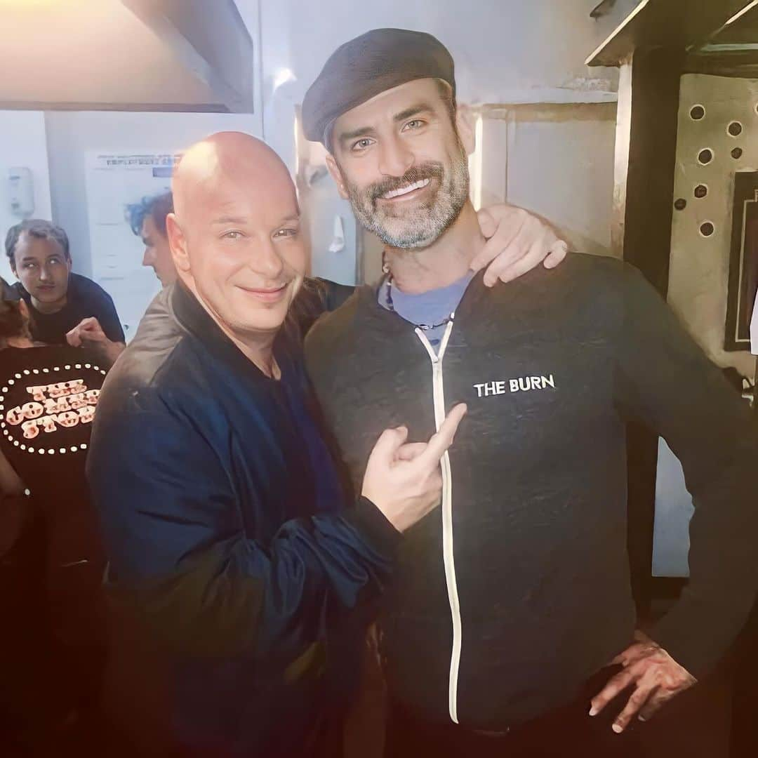 ジェフリー・ロスのインスタグラム：「Throwback Brody Thursday: SBS & JRL 🤝❤️#thecomedystore #theburnwithjeffross #stevenbrodystevens #jeffross #roastmastergeneral #comedybrothers #brody #jeffreyross #standupcomedy」