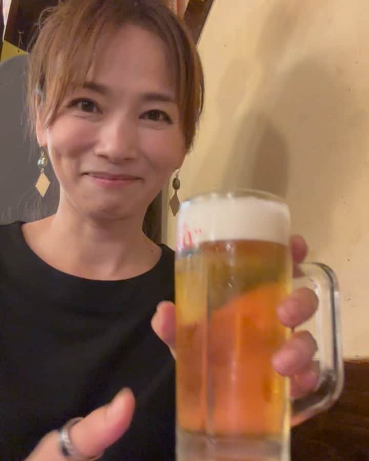 倉本康子のインスタグラム：「★ 〜ヤッコの酒旅〜 「大都会北口店」@池袋駅　北口  池袋というターミナル駅の北口の地上に出たらすぐのビルB1に位置する「大都会」  ♪あ〜あ〜果てしない〜 夢を追い続け〜♪ という名曲「大都会」は1979発表。 池袋北口の「大都会」は約半世紀鎮座し 現在のスタイルでの営業は約30年とのこと。 (曲名と店名の因果関係は未確認です)  池袋北口の「大都会」はかなり格安！ となると、成人したばかりであろう学生さん〜大人まで安心だし 多業種の方々が助かっているはずなのが 年中無休で24h営業！ さすがターミナル駅なだけあります。  正直本当に安い！ 生🍺3杯セットにしたら赤身のお刺身と枝豆の小鉢もついて¥1100-！ もう、なんだろね、、、 呑めば呑むほど安くなるシステム🤣  セットについてくるとはいえ、ちゃーんと美味しいお刺身だったのも嬉しい誤算🤣 (失礼かもしれませんが、正直期待はしていませんでした) 安すぎる。。。  独自のシステムなのが、食券を購入して、自分のテーブル番号を記入して、注文口の台のゴムに食券を挟むという注文方法。 食い逃げ飲み逃げは犯罪ですが、間違いもないし、軍資金内に飲み食いできる安心感も。  我々が感銘を受けたのが、やはりお店の方の接客姿勢。 満席で回転も早くとても忙しそうではありましたが、きちんと応対してくださって、お店のことを伺ったら丁寧に教えてくださいました。  んも〜好きになっちゃうじゃんか〜〜〜🤣  迷わず行けよ、行けばわかるさ。 池袋北口に楽園あり！  NO ALCOHOL, NO LIFE !!  #ヤッコの酒旅 #noalcholnolife #酒場 #居酒屋 #バー #酒旅 #倉本康子 #かんぱいでーす #乾杯でーす #やっこ持ち #ヤッコ持ち #アラフィフファッション #アラフォーファッション #ootd #カジュアルコーデ #fashion #fashioncordinate #izakaya #beer #一食入魂 #魂を感じる店 #一駅一店 #出会いがご縁 #大都会 #大都会北口店  #池袋北口 #食器類も返却するシステム #合理的」