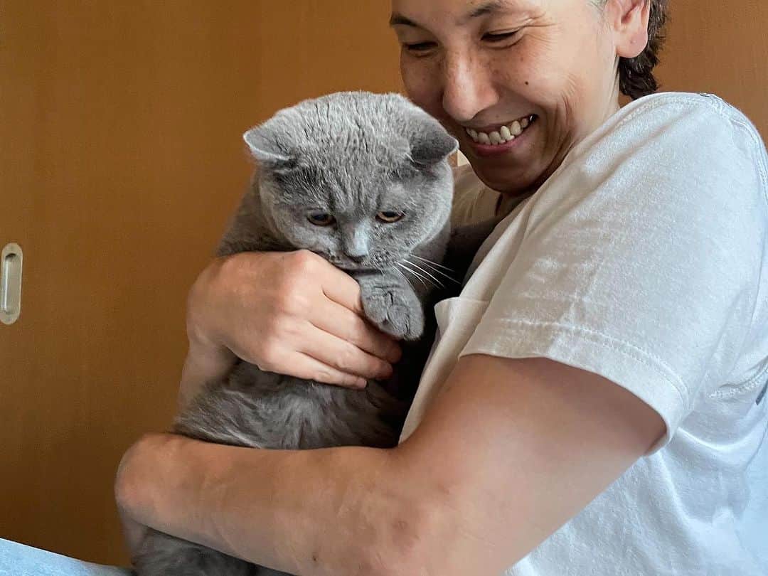 KAORUさんのインスタグラム写真 - (KAORUInstagram)「#諭吉 と私🤭  #ブリティッシュショートヘア  #猫のいる暮らし」8月3日 14時56分 - yukisaku_88