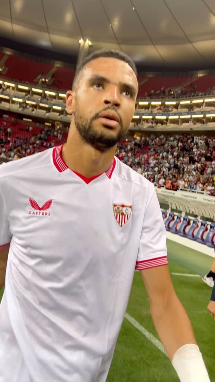 セビージャFCのインスタグラム：「¿Pues se ha quedado buena noche en México, no? 😝🇲🇽  ❤️ ¡Muy buenos días a los sevillistas españoles!  #WeareSevilla #NuncaTeRindas #LaLigaSummerTour」
