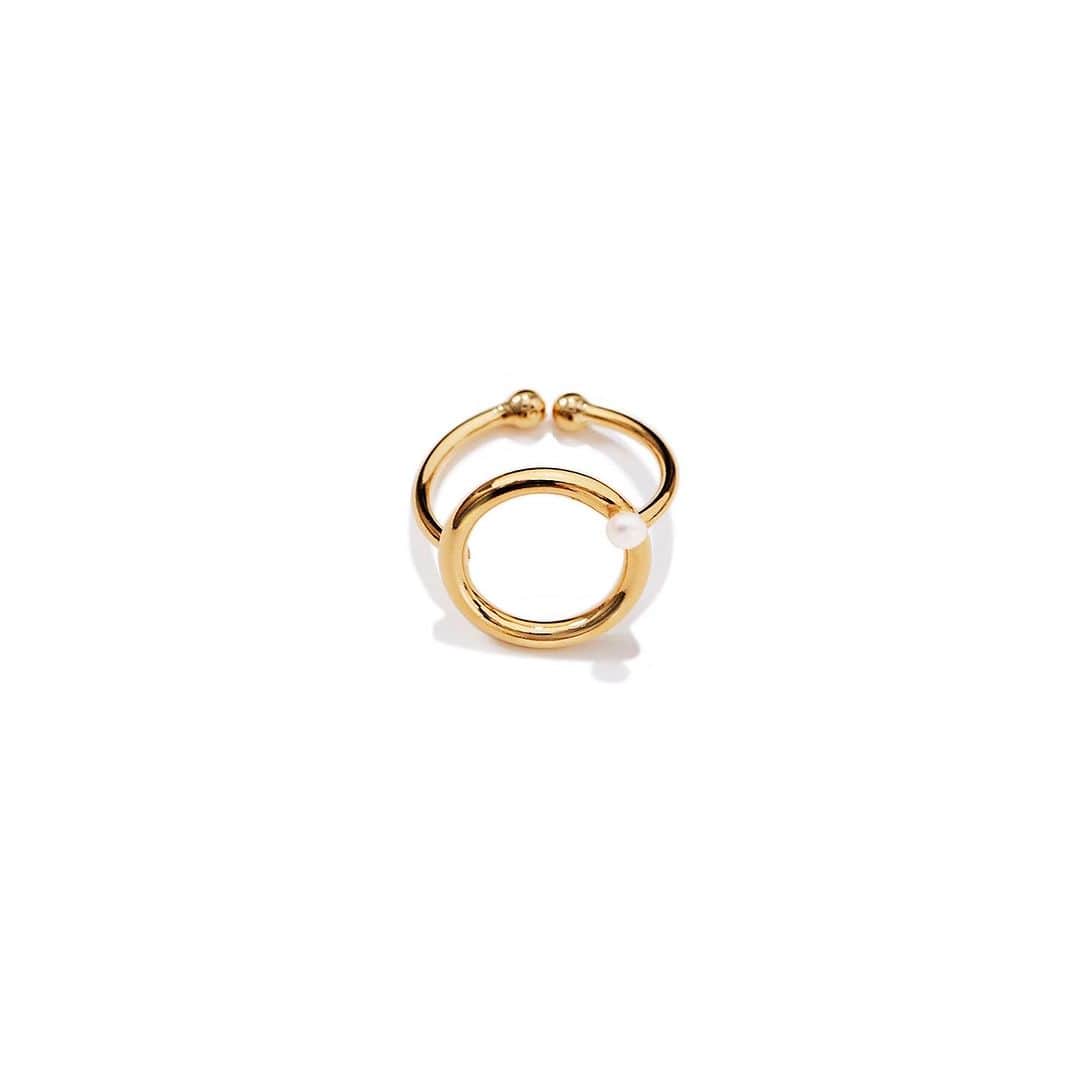 のインスタグラム：「・ K.Kshop ♦️Recommended♦️ ・ ♦︎GISEL B.ジゼル・べー／リスボンリング(Gold x 淡水パール) ・  GISEL B.は、2015年にデザイナーClémence・クレモンスによって創立されたフランスのアクセサリーブランド。コレクションの全てをアトリエで一つ一つ丁寧にハンドメイドで製作しています。素材の真鍮には24Kメッキが施され、淡水パールとのコンビネーションがブランドのアイコンとなっています。こちらは、デザイナーが愛してやまないポルトガルのリスボンにちなんで名づけられた「リスボン・シリーズ」より定番モデルの淡水パール付きリング。 ゴールドの曲線に一粒の小さなパールを添えた上品なデザイン。 オープンタイプなので多少のサイズ調整も可能です。 手元でサークルデザインが映えレディな存在感を放ってくれる、デイリーに活躍できるアイテムです。  ・ #kkcloset #kkshop #菊池京子 #kyokokikuchi #コーディネート #coordinate #code #ootd #outfit #follow #happy #style #春 #夏 #リング　#accessory #フランス」