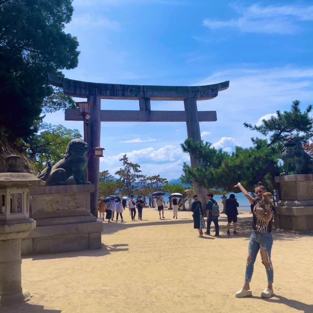 小澤マリアのインスタグラム：「Japan is too beautiful to be real🦌⛩️  #hiroshima #deer #shrine #deers #miyajima #miyajimaisland #japan #japanlife #nature #pr #pontathedog #travel #model #onlyinjapan #mariaozawa #influencer #investinyourself #小澤マリア #インフルエンサー #広島 #宮島 #宮島観光 #あなごめし #牡蠣 #広島風お好み焼き」