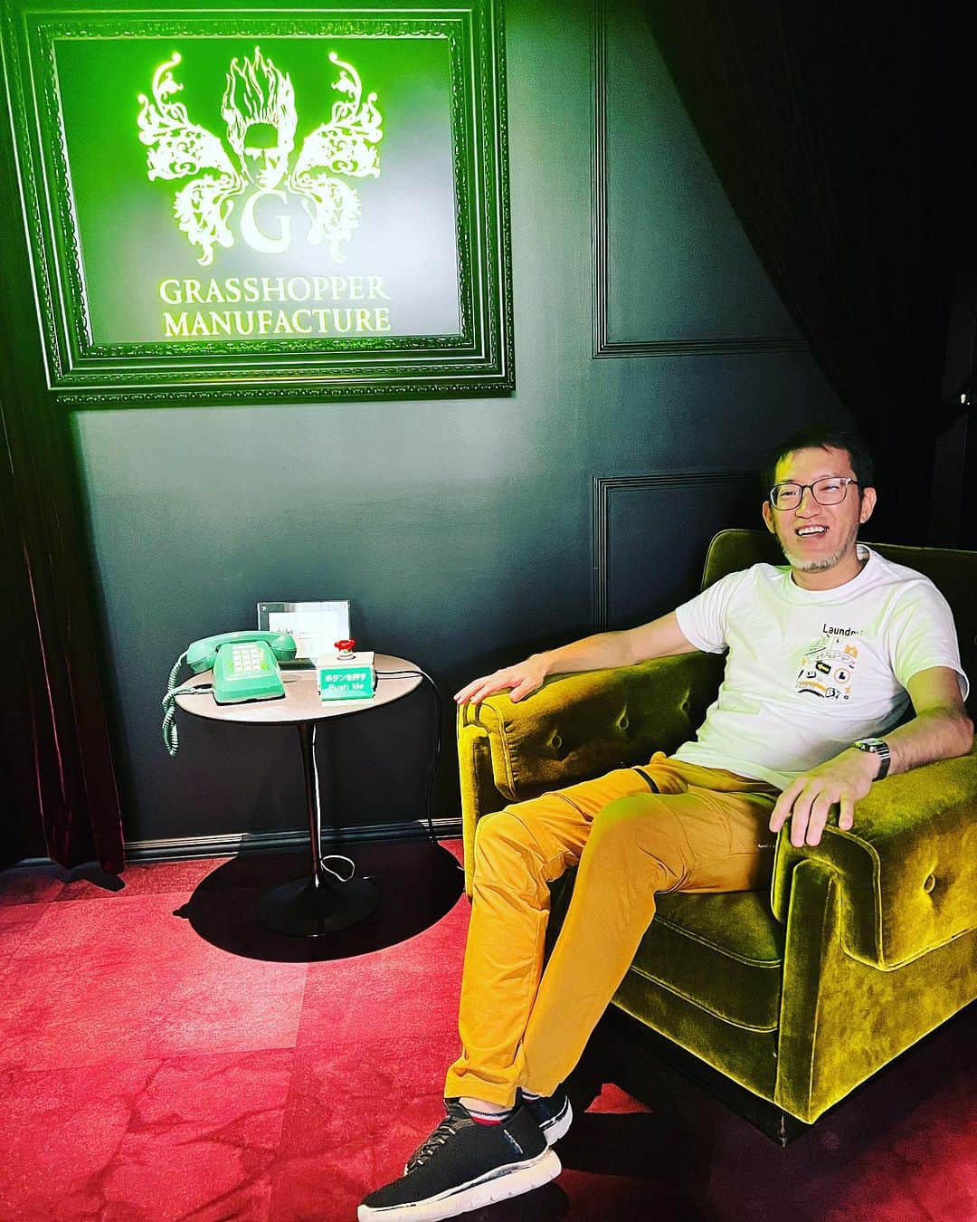 須田剛一のインスタグラム：「Shinji Mikami stopped by to hang out at the Grasshopper studio!  三上さんがグラスホッパーに遊びに来てくれました！」