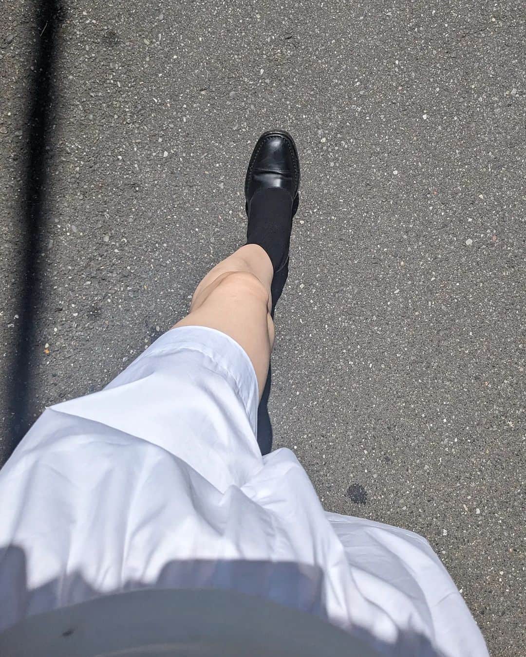 小川琴美のインスタグラム：「納得の行く物件と出会えなくてずっと脳内がそればかりだったんだけどようやく良い物件と巡り合った〜 気分が良いからひとまずモスバーガーを食べました　バーガーを食べる時、気分の良さはスパイスになります  今住んでる土地で思い残すことは、最高すぎる歯医者が遠くなることと習い事がやや面倒になることくらい  写真は夏に履くと良い感じになる爽やかなホワイトショーツ」