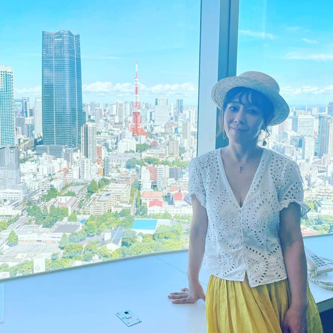 akikoのインスタグラム：「夏空を臨むJ-Waveから☀️☁️  一年ぶりにGOOD NEIBORSへお邪魔しました。久しぶりのクリスさんとのおしゃべり、やっぱり大好き❤声と佇まいに癒されました☺️ いつもありがとうございます💓  #goodneibors  #jwave」