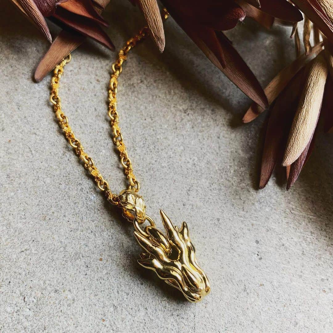 ブラッディマリーのインスタグラム：「Miniature  by Sea of trees   Pendant : K18 God S ¥要見積もり  Necklace : K18 Twisted claw 50cm ¥要見積もり  【ストーリー】 樹海の奥には誰にも知られない場所がある。  そこには私達が無くしたものや、長い年月が経ち、記憶が薄れた何かが存在するのではないだろうか。  かつてはそこには光と闇、 神も悪魔も存在した。  文明が栄え、人が生き、 領地を作り、戦いを繰り返す。 その中には人の喜びや悲しみ、愛や友情、様々な人間模様が描かれる。  醜いけれど美しい場所。  しかし全てのものはいずれ滅び、土に返り、また再生する。 今、その土地には草木が生い茂り、花が咲き、新たな命を宿している。  樹海。  そこには誰も知らない真実と、今もなお何かが存在し、行き続けている。  ・ 【story】 In the depths of the sea of trees, there is a place that no one knows.  There may be things that we have lost, or things that have faded in memory over the years.  There used to be light and darkness, gods and demons.  Civilization prospered, people lived, created territories, and battled repeatedly. In it, people's joys and sorrows, love and friendship, and various human patterns are drawn.  Ugly but beautiful place.  However, all things eventually perish, return to the soil, and regenerate. Now, the land is lush with vegetation, flowers are blooming, and new life is born.  Sea of trees.  There is a truth that no one knows, and something still exists and continues to go.  ​  ・ 【故事】  在樹海深處，有一個無人知曉的地方。  在那裡，是否存在著我們失去過的東西，抑或是隨著歲月流逝而在記憶中逐漸淡去的某些事物呢？  遙遠的曾經，有著光明與黑暗，神與惡魔。   文明不斷發展，人們生活著並開疆拓土、反覆進行鬥爭。其中描繪了人們的悲歡離合、愛情與友情等各種人性。  是個醜陋但美麗的地方。  然而萬物終會滅亡，回歸塵土，然後重生。 現在，那片大地草木茂盛，鮮花盛放，新的生命隨之誕生。  樹海。  在那裡有著無人知曉的真實，以及仍然未知的事物存在，並永遠持續下去。  ーーーーーーーーーーーーーーーーーーー #bloodymaryjewelry #bloodymary #jewelry #silver #fashion #jewelryporn #jewelrydesign #jewelrygram #accessory #accessories #silverjewelry #ブラッディマリー #シルバーアクセサリー#fashionjewelry  #シルバー #アクセサリー#japanmade#血腥瑪麗#血腥瑪麗珠寶#血腥瑪麗銀飾#銀飾#天然石#飾品#珠寶#日本品牌」