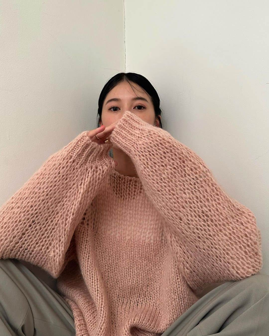 松本恵奈のインスタグラム：「こんにちは❤️新宿ルミネリニューアルOPEN限定のHALF SHEER LOOSE MOHAIR KNIT TOPS♡  太番手のモヘア糸で編み上げたルーズニットです。太番のモヘア糸なので透かし部分も程よい透け感で見せてくれます。身頃部分は しっかり編み透け感を少なくし、デコルテと袖部分はよりルーズに 編み上げ透け感を強くした2種類の編み地を組み合わせました。 ボートネックに、ヒップまで隠れるオーバーサイズで抜け感のある デザインに仕上げました♡ 是非お楽しみにっ♡ #clane #新宿ルミネ #リニューアル #OPEN #限定 #shinjukulumine_renewal」