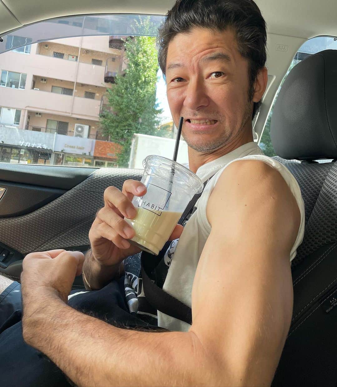 浅野忠信のインスタグラム：「腰が痛かったのでストレッチを兼ねた筋トレをしてもらいました！ ありがとうございます！」