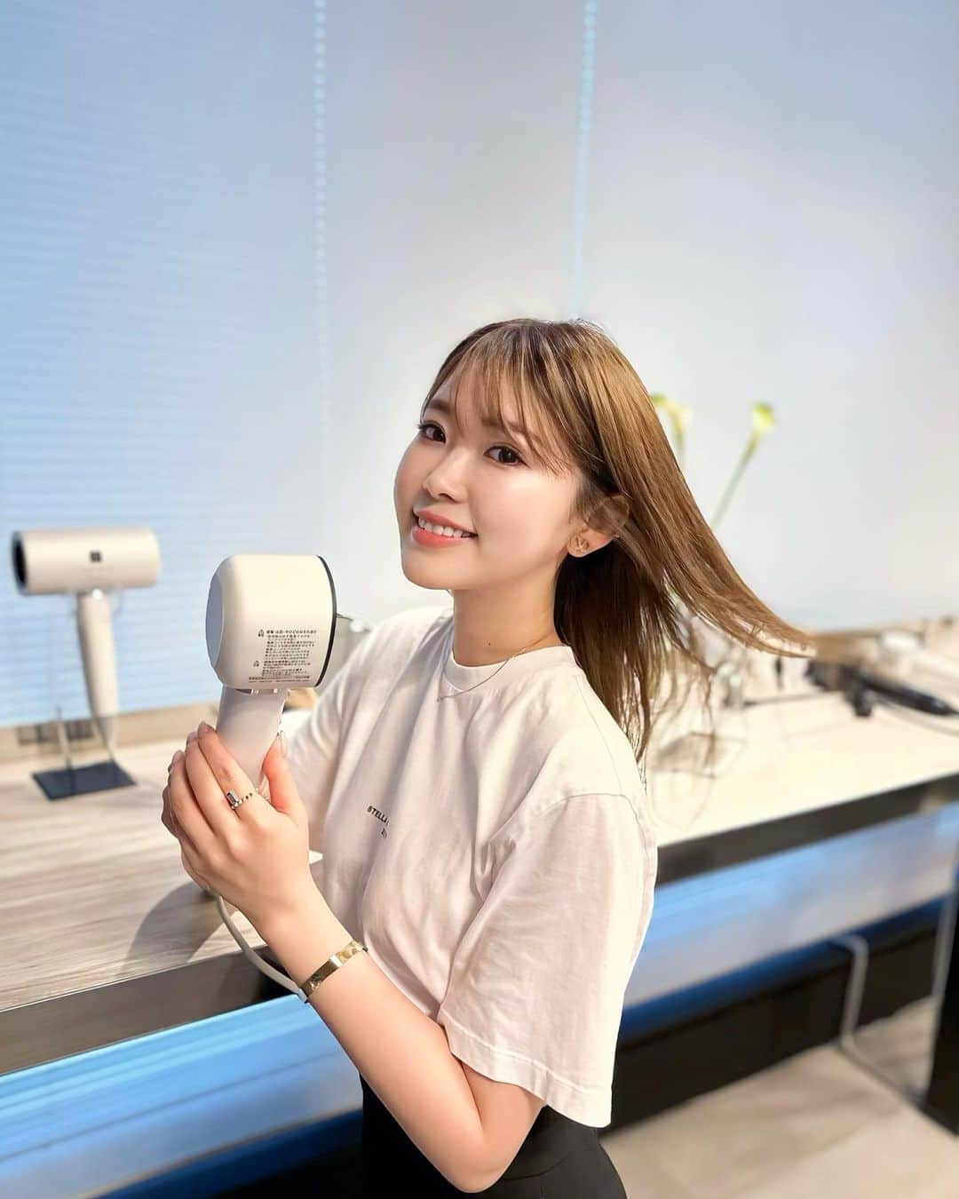 藤川沙弥のインスタグラム：「𓂃𓍱  8月24日発売のSHARP プラズマクラスタードライヤー 新商品発表会にお邪魔してきました🧖🏻‍♀✨  新開発のドレープフロー X4の速乾性能がすごい❗️🌬️ しかも軽量化されて全然重たくない🥹  さらに美髪をキープするために静電気や 摩擦ダメージを抑えてくれる プラズマクラスターが搭載されてるし 距離センサーのAIで送風温度を調整して 熱ダメージから髪を守るモードも😳 ドライヤーもAIの時代なのかとびっくり🥹‼️  公式Instagramでプレゼントの キャンペーンしてるみたいなので チェックしてみてね😍🎁  #SHARP #シャープ #プラズマクラスタードライヤー #ヘアケア #プラズマクラスターって髪にもいいんだって #PR #おうち美容 #ドライヤー #プラズマクラスタービューティー  #ヘアスタイリング #ヘアアレンジ #ツヤ髪 #速乾ドライヤー #自分磨き #美容マニア #美容家電 #美髪 #時短家電」