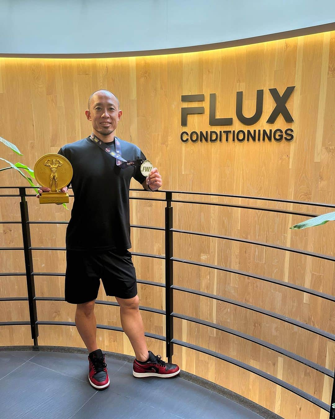 FLUX CONDITIONINGSのインスタグラム：「. オリンピックのカーリング種目でメダルを獲得した、ロコ・ソラーレの藤沢五月さんの出場で話題になったボディーコンテスト(FWJ)に、FLUXの松本トレーナーも出場しました🏋️✨  メンズフィージーク初出場で優勝しました🏆  【松本トレーナーから一言】 この体を作り上げるのに高重力でのストレングスは勿論ですが、FLUXが大切にしているコンデショニングを毎日行っていたからこそトレーニングの質が上がりコンテストで優勝出来ました。来年はオーバーオール(階級別の優勝者の中から更に優勝者を決めること)で優勝します！  FLUXではコンディショニングを提供していますが、メニューに組み込んだ上で大会出場される様な方のトレーニング・ケアサポートをしています！ 是非ケアも後体験ください😊  《お問合せ》 ☎️03-3780-5553  FLUX CONDITIONINGS  #flux#fluxconditionings #conditioning #training #daikanyama #shibuya#フラックス #フラックスコンディショニングス #コンディショニング #ジム #ダイエット #脂肪燃焼 #ボディメイク #ヒップアップ #代官山ジム」