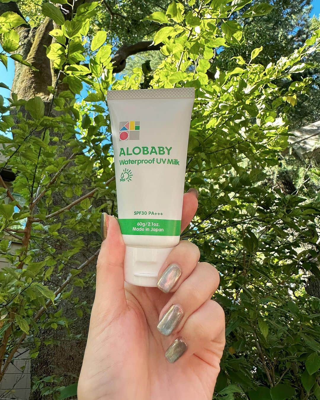 一ノ瀬恋のインスタグラム：「@alobaby_official アロベビーウォータープルーフUVミルク 60ｇ入っててSPF30 PA+++ 🌞🌴🌺✨  息子の日焼け止めに使ってます💕 アロベビーはミルキーローションを昔から愛用していて日焼け止めは初めて使ってみたんだけど低刺激だから肌荒れもせず安心して使えた👀 ウォータープルーフだから水遊びしてもへっちゃら😍 外出る時は必ず塗り塗りしてます😎☀️  新生児から大人まで使えて無添加、国産オーガニックなの🥺❤️ 石鹸でも簡単に落とせちゃうから楽ちん👍  PR @alobaby_official #アロベビー #ウォータープルーフ #uvミルク #日焼け止めクリーム #ベビースキンケア」