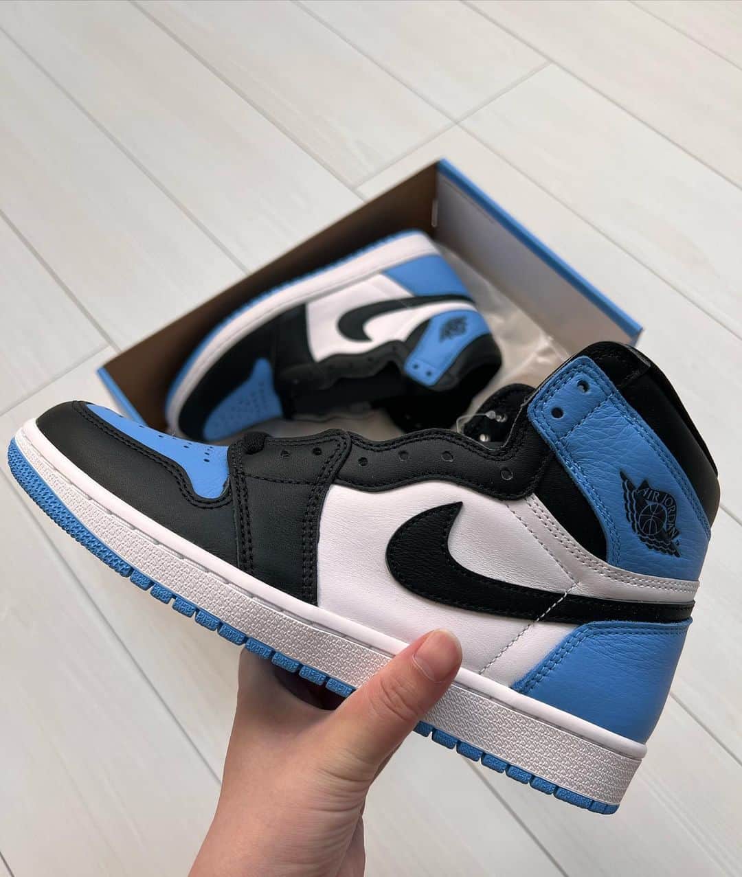岩崎藍のインスタグラム：「. .  NIKE AIR JORDAN 1 HIGH OG “UNIVERSITY BLUE” . .  #jordan1 #airjordan1 #aj1 #jordan #jumpman  #jordan1club #sneakers #sneakerheads #sneakergallery #sneakerfiles #sneakerstylejp #sneakersaddict #sneakerness #sneakergallery #sneakercon #sneakerporn #sneakerholics」