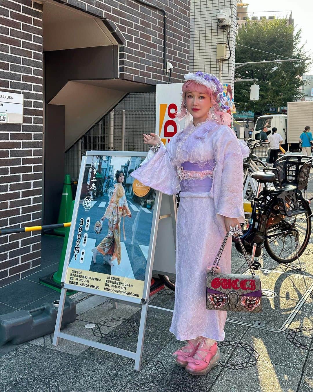 Etsuna otsukAさんのインスタグラム写真 - (Etsuna otsukAInstagram)「夏レース着物👘と浴衣レンタル体験💓浅草駅前にある @kimonomiyabi 、着物や浴衣の種類はすごく多いです！素敵💓ヘアメイクの　@miyako_reiko みやこちゃんはゆめかわいい系メイクが得意で、ロリッタちゃんメイクや原宿系のヘアメイクに体験したいなら、ぜひ試してください💓 这次体验了租借夏季和服和浴衣👘 在浅草车站一出车站1分钟的 @kimonomiyabi 这家租借店超级推荐！！衣服种类暴多！姐妹、情侣浴衣拍摄都可以哦！妆发的 @miyako_reiko 酱 太厉害了！擅长软萌的妆发😍想尝试lo娘妆容或者原宿可爱系的话可以找她试试哦❤️ #浅草 #小楽園 #浴衣　#着物レンタル」8月3日 15時43分 - etsunaotsuka