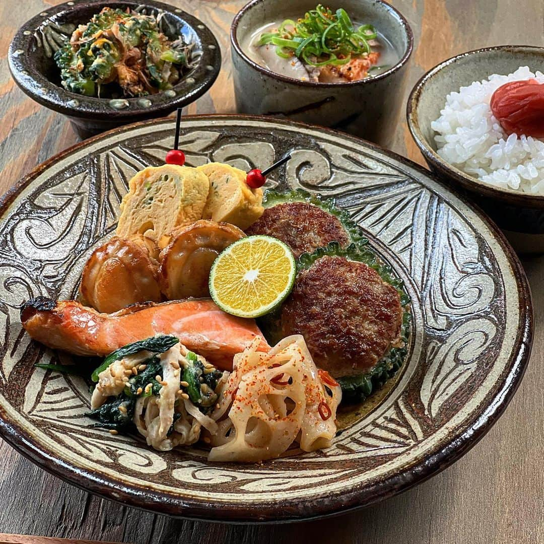 はらぺこのインスタグラム：「今日のお昼ごはん😋  ♪ゴーヤの肉詰め ♪蓮根のきんぴら ♪ささみと小松菜のゆず味噌胡麻和え ♪焼き鮭 ♪ホタテのバター醤油炒め ♪ねぎ入りたまご焼き ♪ゴーヤチャンプル ♪粕汁 ♪ご飯と梅干し  我が家でゴーヤを食べるのは私だけ… ゴーヤの苦味がどーもあかんのだとか😅  私はこの苦味が堪らなくて🍺 結構分厚めに刻んで料理するのが好きなんよな〜  4枚目は… 夏バテ中の我が家のアイドル🤎 ごはんも食べたり食べなかったりのムラ食い💦 お散歩も暑くて少し歩いたら 👆こんな感じ💦  明日はプール開きかな🛟🐾  #お昼ごはん #おうちごはん #おうちごはんlover #フーディーテーブル #おうちカフェ #おうち時間 #料理 #家庭料理 #和食 #残り物 #常備菜 #野菜 #ゴーヤ #食育 #サオラ #やちむん #深貝工房 #民藝 #チーム早起き #ひふみ民藝店  #ワンプレート #朝時間  #日々の暮らし #丁寧な暮らし #クロワッサン大人のうつわ部 #器 #うつわ  #おばんざい #豆皿 #粕汁」