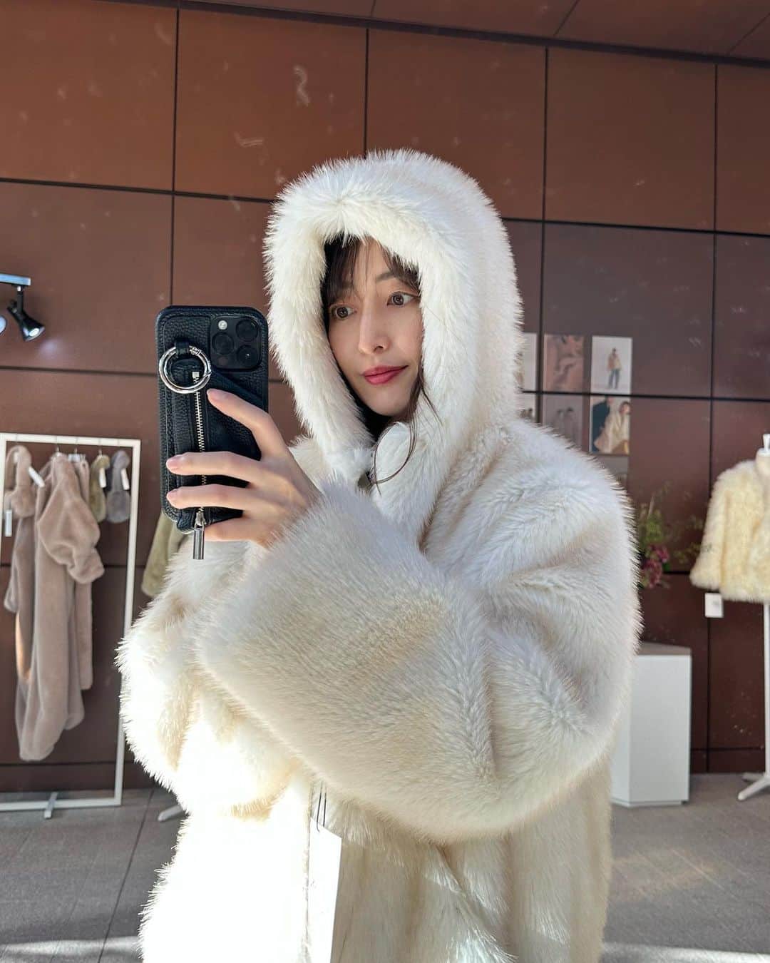 上野なつひのインスタグラム：「今年の冬はこれで乗り越える⛄️ エコファーで軽くてあったかい❣️ 一個手元にあれば安心！プラスデザインも可愛いし値段もお手頃🙏🏻  @think_fur  #コート #エコファー」