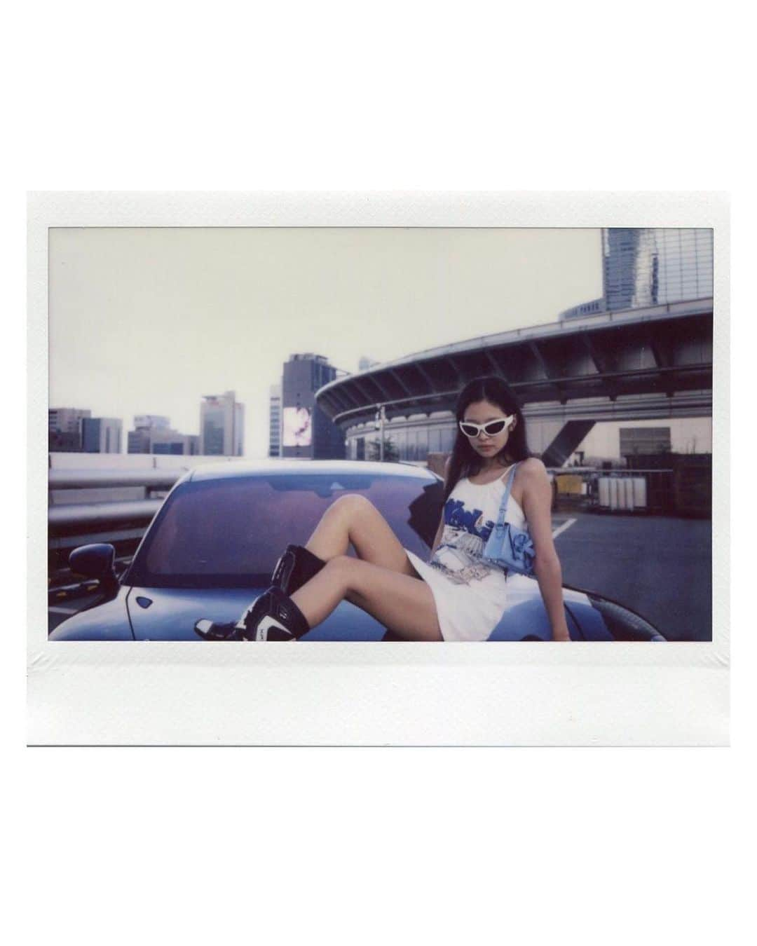 SELF PORTRAITさんのインスタグラム写真 - (SELF PORTRAITInstagram)「@jennierubyjane with her BLUE BOW MINI SHOULDER BAG   #jennie #jennieblackpink #blackpink」8月3日 15時58分 - mrselfportrait