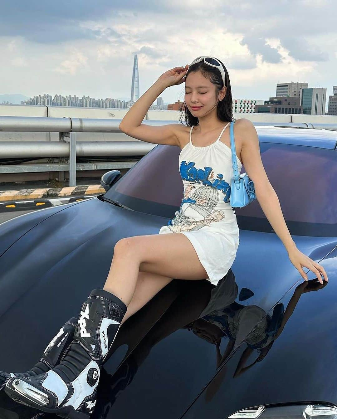 SELF PORTRAITさんのインスタグラム写真 - (SELF PORTRAITInstagram)「@jennierubyjane with her BLUE BOW MINI SHOULDER BAG   #jennie #jennieblackpink #blackpink」8月3日 15時58分 - mrselfportrait