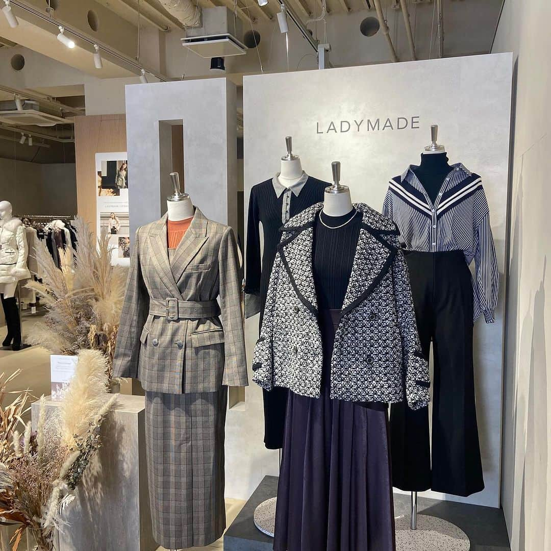 LADYMADEさんのインスタグラム写真 - (LADYMADEInstagram)「. 2023 Autumn Winter COLLECTION   本日よりAW展示会がスタートです✨  秋冬商品をひと足早く特典価格にて先行オーダー頂けます！  事前のご予約でどなた様もご来場いただけますので、この機会にぜひ最新コレクションをお楽しみくださいませ🍂  開催日: 8/3(木)・8/4(金)・8/5(土) 開催場所: Rand表参道   東京都渋谷区神宮前4-24-3  ご予約ページはストーリーのハイライトからご確認ください🔍  #LADYMADE #LADYMADE_styling #レディメイド #2023autumnwinter  #awcollection」8月3日 16時00分 - ladymade_official