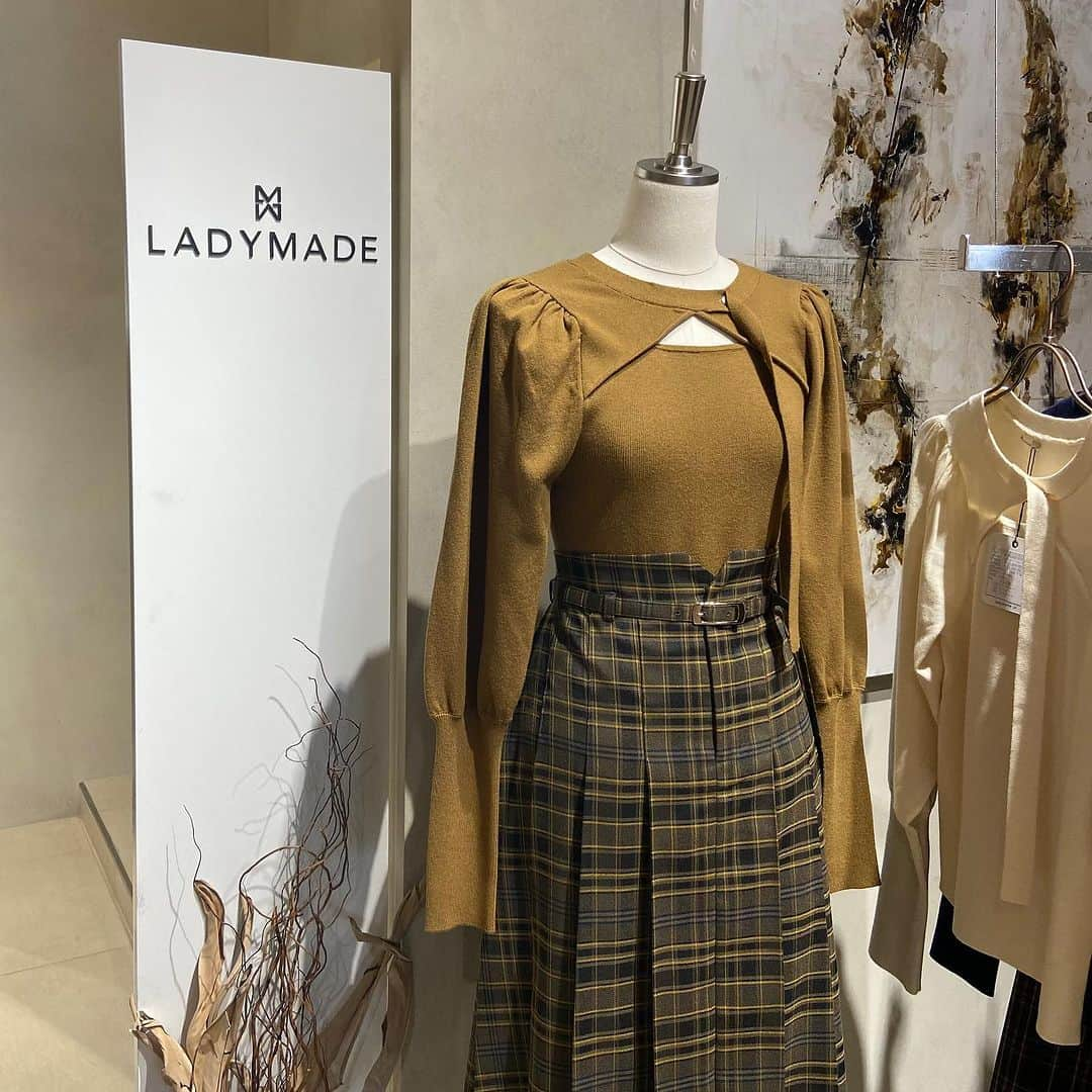 LADYMADEさんのインスタグラム写真 - (LADYMADEInstagram)「. 2023 Autumn Winter COLLECTION   本日よりAW展示会がスタートです✨  秋冬商品をひと足早く特典価格にて先行オーダー頂けます！  事前のご予約でどなた様もご来場いただけますので、この機会にぜひ最新コレクションをお楽しみくださいませ🍂  開催日: 8/3(木)・8/4(金)・8/5(土) 開催場所: Rand表参道   東京都渋谷区神宮前4-24-3  ご予約ページはストーリーのハイライトからご確認ください🔍  #LADYMADE #LADYMADE_styling #レディメイド #2023autumnwinter  #awcollection」8月3日 16時00分 - ladymade_official