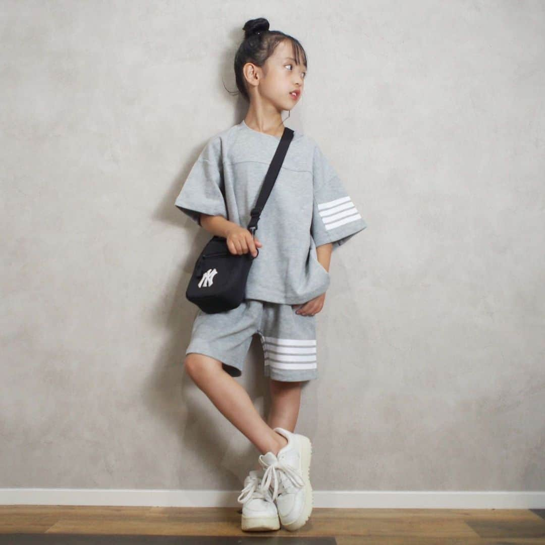 韓国子供服♡smilekids(すまいるきっず) さんのインスタグラム写真 - (韓国子供服♡smilekids(すまいるきっず) Instagram)「. . ☻ご覧頂き有難うございます☻ . . . ♡2023年　春夏新作♡ . . ライン入りがお洒落な セットアップ販売中🩵  カラー違いピンク🩶も販売しています! . 7.500円以上お買い上げ頂いた方は 送料無料となります。 尚、購入後は、同梱などは 受付ておりませんのでご了承下さい。 . . . ♡着画model smilekids monitor model ひすいchan @aaaiiirrr55  size 120 . . . 🆕新作、続々入荷中♪ webで販売しています♡ . . . ————————————————— . . web shop http://smilekids888.com/で販売しています← —————————————————— ★ゆうちょ振込での購入も可能です★ web shopより、在庫を確認後  商品名、サイズ、カラーをDMにて 連絡頂けると幸いです☺︎ 確認後のお返事になりますので お時間を頂く場合があります。 在庫が少ない場合や再入荷の人気商品は 取り置きが難しい事があります。 ご了承ください🥺 . . —————————————————— ご購入してくださった方へ✉️ @smilekids888 をタグ付けして投稿して頂いた方を ストーリーにて紹介させて頂きます😍  さらに‥抽選で‥ 毎月、５名様にお買い物で使えるクーポンを プレゼント🎁致します☺️ . 1等‥1.000円OFFクーポン(2名様) 2等‥500円OFFクーポン(3名様) . 沢山のタグ付けをお待ちしています😍  ____________________________________ . . . . . . . ☻webshopには.Instagramプロフより リンクでとべます✈︎✈︎✈︎ http://smilekids888.com/ .  #熊本#山鹿#秋服#今日の服#2021AW #子供服#秋ファッション #秋服コーデ#秋コーデ #リブトップス#背中開きトップス #キッズファッション#キッズファッション女の子  #大人顔負け#大人可愛いコーデ #smilekids #スマイルキッズ #smilekids888 #サイドライン#セットアップ #ジャージ  #キッズコーデ　 #おしゃれさんと繋がりたい」8月3日 16時01分 - smilekids888