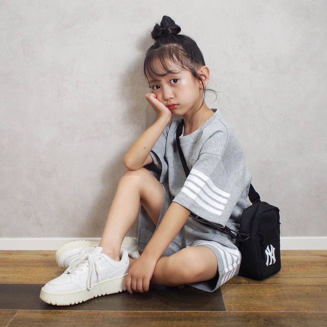 韓国子供服♡smilekids(すまいるきっず) さんのインスタグラム写真 - (韓国子供服♡smilekids(すまいるきっず) Instagram)「. . ☻ご覧頂き有難うございます☻ . . . ♡2023年　春夏新作♡ . . ライン入りがお洒落な セットアップ販売中🩵  カラー違いピンク🩶も販売しています! . 7.500円以上お買い上げ頂いた方は 送料無料となります。 尚、購入後は、同梱などは 受付ておりませんのでご了承下さい。 . . . ♡着画model smilekids monitor model ひすいchan @aaaiiirrr55  size 120 . . . 🆕新作、続々入荷中♪ webで販売しています♡ . . . ————————————————— . . web shop http://smilekids888.com/で販売しています← —————————————————— ★ゆうちょ振込での購入も可能です★ web shopより、在庫を確認後  商品名、サイズ、カラーをDMにて 連絡頂けると幸いです☺︎ 確認後のお返事になりますので お時間を頂く場合があります。 在庫が少ない場合や再入荷の人気商品は 取り置きが難しい事があります。 ご了承ください🥺 . . —————————————————— ご購入してくださった方へ✉️ @smilekids888 をタグ付けして投稿して頂いた方を ストーリーにて紹介させて頂きます😍  さらに‥抽選で‥ 毎月、５名様にお買い物で使えるクーポンを プレゼント🎁致します☺️ . 1等‥1.000円OFFクーポン(2名様) 2等‥500円OFFクーポン(3名様) . 沢山のタグ付けをお待ちしています😍  ____________________________________ . . . . . . . ☻webshopには.Instagramプロフより リンクでとべます✈︎✈︎✈︎ http://smilekids888.com/ .  #熊本#山鹿#秋服#今日の服#2021AW #子供服#秋ファッション #秋服コーデ#秋コーデ #リブトップス#背中開きトップス #キッズファッション#キッズファッション女の子  #大人顔負け#大人可愛いコーデ #smilekids #スマイルキッズ #smilekids888 #サイドライン#セットアップ #ジャージ  #キッズコーデ　 #おしゃれさんと繋がりたい」8月3日 16時01分 - smilekids888