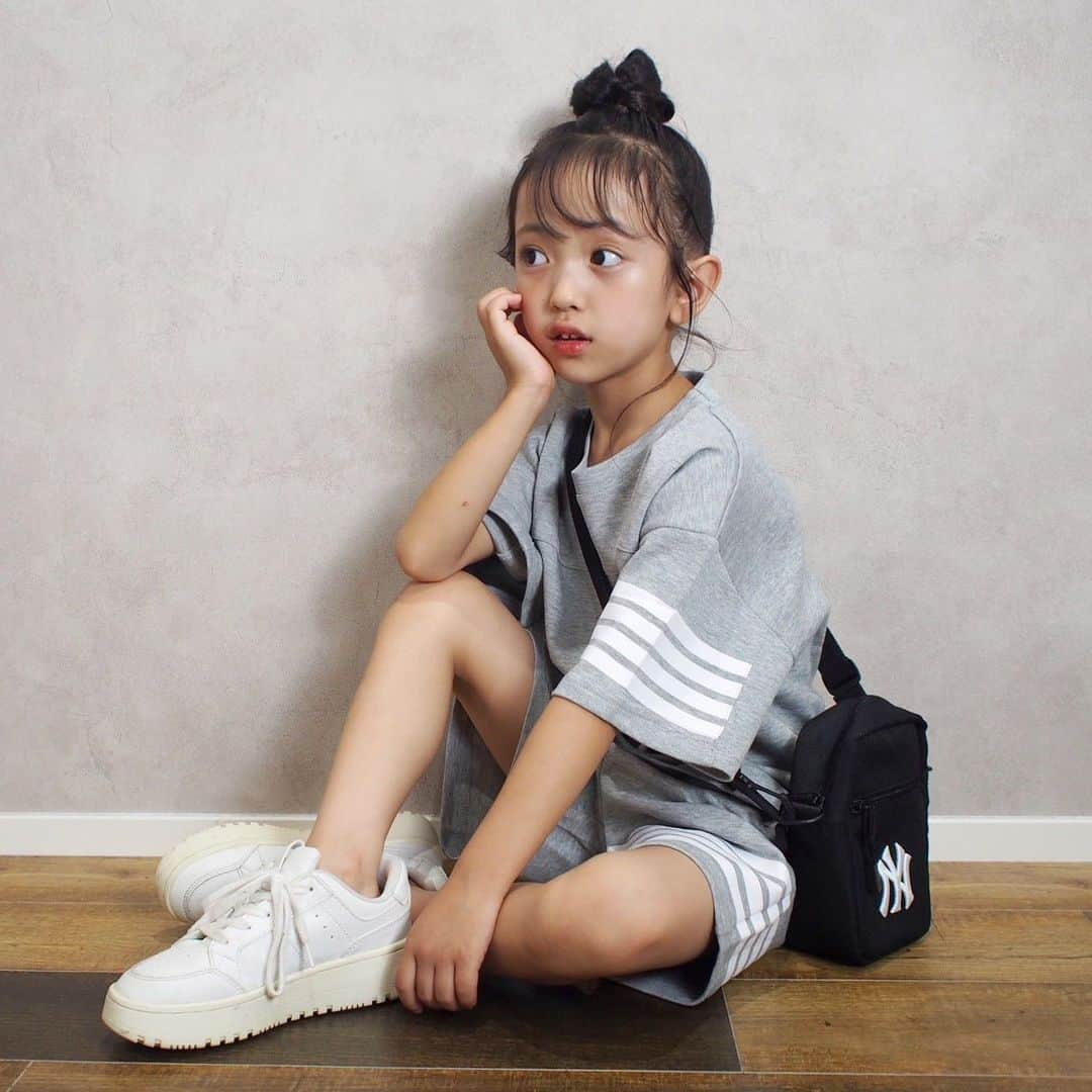 韓国子供服♡smilekids(すまいるきっず) さんのインスタグラム写真 - (韓国子供服♡smilekids(すまいるきっず) Instagram)「. . ☻ご覧頂き有難うございます☻ . . . ♡2023年　春夏新作♡ . . ライン入りがお洒落な セットアップ販売中🩵  カラー違いピンク🩶も販売しています! . 7.500円以上お買い上げ頂いた方は 送料無料となります。 尚、購入後は、同梱などは 受付ておりませんのでご了承下さい。 . . . ♡着画model smilekids monitor model ひすいchan @aaaiiirrr55  size 120 . . . 🆕新作、続々入荷中♪ webで販売しています♡ . . . ————————————————— . . web shop http://smilekids888.com/で販売しています← —————————————————— ★ゆうちょ振込での購入も可能です★ web shopより、在庫を確認後  商品名、サイズ、カラーをDMにて 連絡頂けると幸いです☺︎ 確認後のお返事になりますので お時間を頂く場合があります。 在庫が少ない場合や再入荷の人気商品は 取り置きが難しい事があります。 ご了承ください🥺 . . —————————————————— ご購入してくださった方へ✉️ @smilekids888 をタグ付けして投稿して頂いた方を ストーリーにて紹介させて頂きます😍  さらに‥抽選で‥ 毎月、５名様にお買い物で使えるクーポンを プレゼント🎁致します☺️ . 1等‥1.000円OFFクーポン(2名様) 2等‥500円OFFクーポン(3名様) . 沢山のタグ付けをお待ちしています😍  ____________________________________ . . . . . . . ☻webshopには.Instagramプロフより リンクでとべます✈︎✈︎✈︎ http://smilekids888.com/ .  #熊本#山鹿#秋服#今日の服#2021AW #子供服#秋ファッション #秋服コーデ#秋コーデ #リブトップス#背中開きトップス #キッズファッション#キッズファッション女の子  #大人顔負け#大人可愛いコーデ #smilekids #スマイルキッズ #smilekids888 #サイドライン#セットアップ #ジャージ  #キッズコーデ　 #おしゃれさんと繋がりたい」8月3日 16時01分 - smilekids888