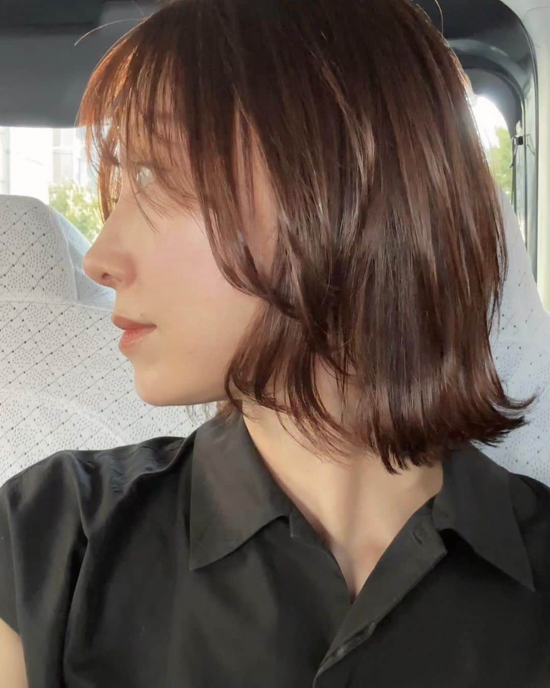 大塚良子のインスタグラム：「久しぶりのスタイルチェンジ 軽くなって爽快〜  ストレート、カラー、カットのフルコース 担当は神宮前 RHYTHMの @hazuki_minemura さん  極上ヘッドスパで出会って以来 （最高に気持ちいいので一度は是非行ってみて） 足しげく通ううちカットの修正など何をお願いしても 素敵に仕上げてくれて、今では全部やってもらってます。  扱いにくい私の天パをよく理解してくれてるから いつも塩梅が素晴らしく  ご自身のスタイルをしっかり持ちながらも ちゃんとこちらに寄り添ってくれるところが有難い このままショートにするのも有りだなあ  I got a hair change and It's been a while since I changed my hair, and it feels so refreshing♪  I did the full course straightening, coloring, and cutting, with the @hazuki_minemura  from RHYTHM in Tokyo  Ever since I experienced her heavenly head spa, (which you must try at least once for the amazing feeling!) She understand my hair texture so well that both the straightening and coloring turned out perfect every time.  What's even more impressive is that they have her own style,but listen to my needs and adjust accordingly. I'm happy for her amazing service!」