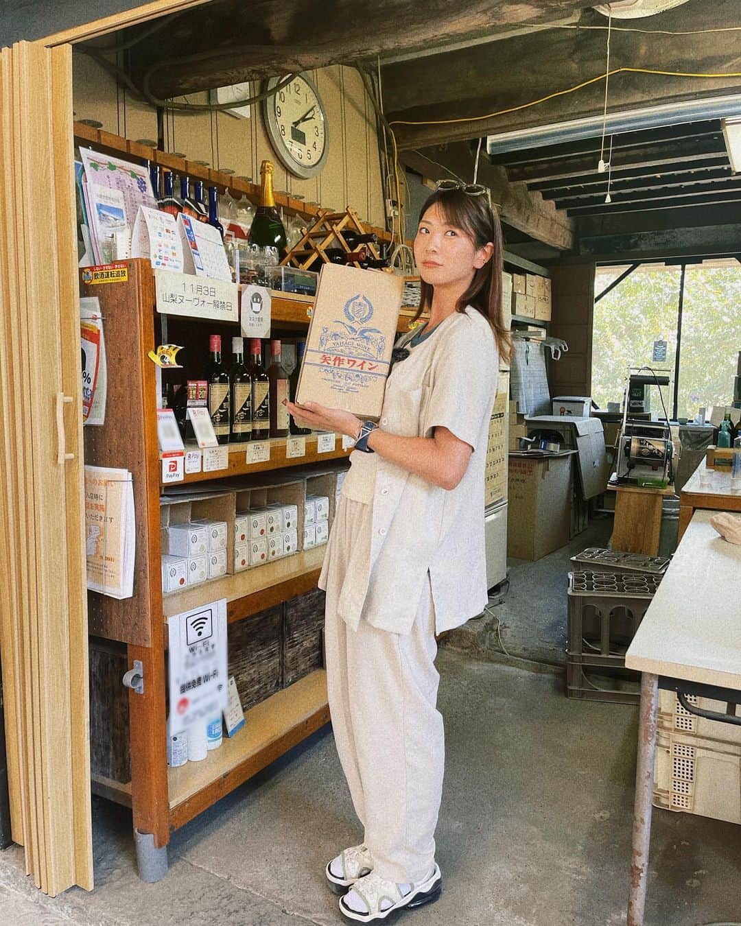 山崎あおいのインスタグラム：「山梨県へ。  近いうちに、何かがあるかも……👀 #山梨　#ワイン　#矢作ワイン」