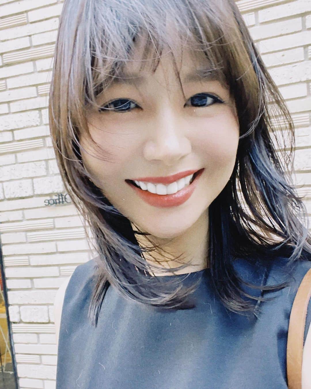 日下部ゆいこのインスタグラム：「. . 今回も @nanuk_takahashi.buri  さんに カットカラーをお願いしました。 . . 前回がとても好評だったので しばらく前髪ありを継続。 . 前髪は真ん中だけ短めに、 風の流れで見えたり見えなかったり。 顔周りもレイヤーをいれて えー可愛い...好き。 撮影でも楽しめそう。 . カラーは抜けやすいので暗めに。 シルバーとラベンダーを 入れてもらい艶感も出ました。 . . #hair#haircut#haircolor#ヘア#カット#ヘアカラー#ミディアム#ミディアムヘア#beauty#salon#me」