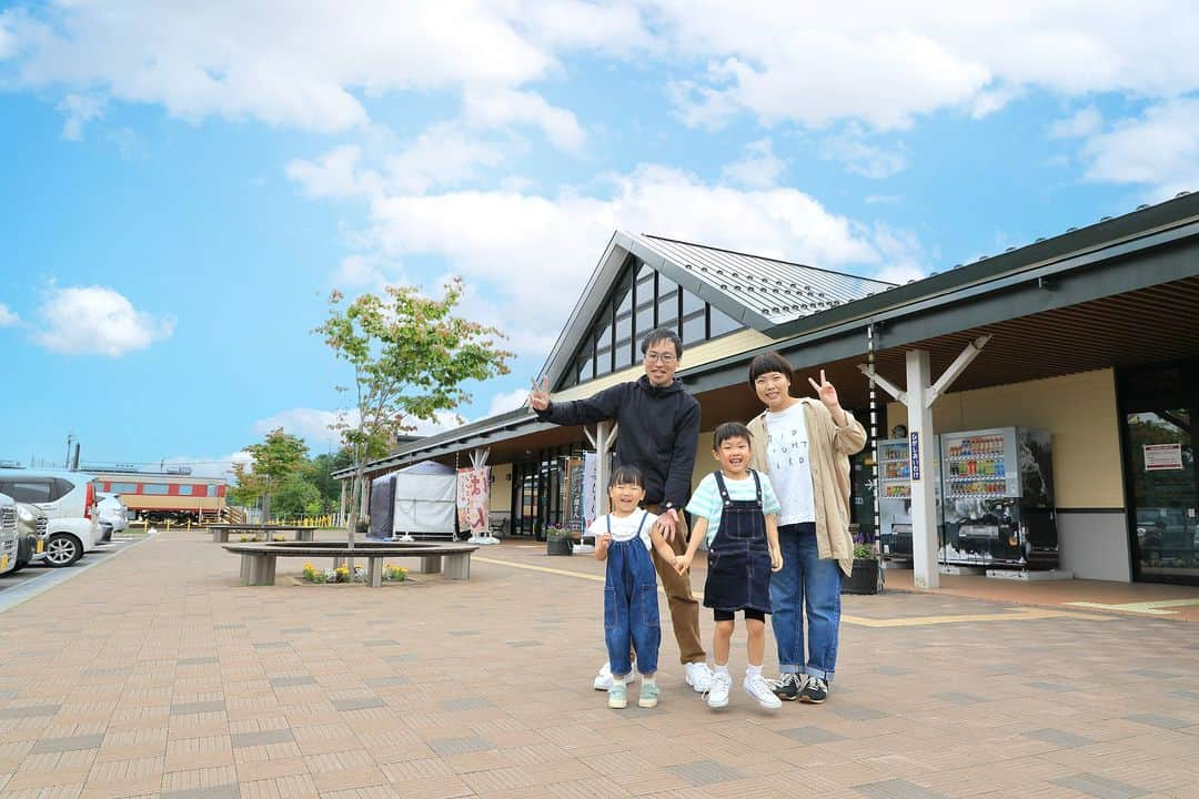 北海道じゃらん【公式】さんのインスタグラム写真 - (北海道じゃらん【公式】Instagram)「キャンプをするなら“安平町”がおすすめ♪ 道の駅「あびらD51ステーション（@abira_d51station）」に立ち寄って、 町内でキャンプを楽しもう！  道の駅「あびらD51ステーション」には、 キャンプにぴったりの野菜やチーズなどの食材が盛りだくさん。 せっかくキャンプをするなら、地元の食材を購入して 素材の味を楽しんだり、オリジナルのキャンプ飯を作るのはいかがでしょうか？ 北海道じゃらん8月号では、特産品を使用したあびらD51ステーションオリジナルのキャンプ飯を作っていただきました！ レシピは館内に掲示されているので、 是非レシピを撮影して、実際に作ってみてください♪  さらに、和歌山のアウトドアショップが開発した 話題の「ほりにしスパイス」のご当地版が、北海道ではじめて安平町で発売！ ここでしか手に入らないオリジナルパッケージで、 お肉やお野菜との相性も抜群です！  是非この夏は、家族で安平町キャンプを楽しもう！  写真①キャンプ飯_チーズダッカルビ風焼き餃子 写真②キャンプ飯_あびら欲張りバケットサンド 写真③キャンプ飯_チーズフォンデュジンギスカン 写真④ご当地ほりにしスパイス使用_亀田牧場牛肉 写真⑤ベジステ_特産野菜 写真⑥あびら菜の花はちみつ 写真⑦夢民舎「カマンベールチーズ」 写真⑧鹿公園キャンプ場 写真⑨あびらD51ステーション_ベジステ 写真⑩あびらD51ステーション_外観  #北海道じゃらん #北海道じゃらん8月号 #安平町 #あびらD51ステーション #ほりにしスパイス #ご当地ほりにし #キャンプ飯 #キャンプ飯レシピ #北海道キャンプ」8月3日 16時19分 - hokkaido_jalan