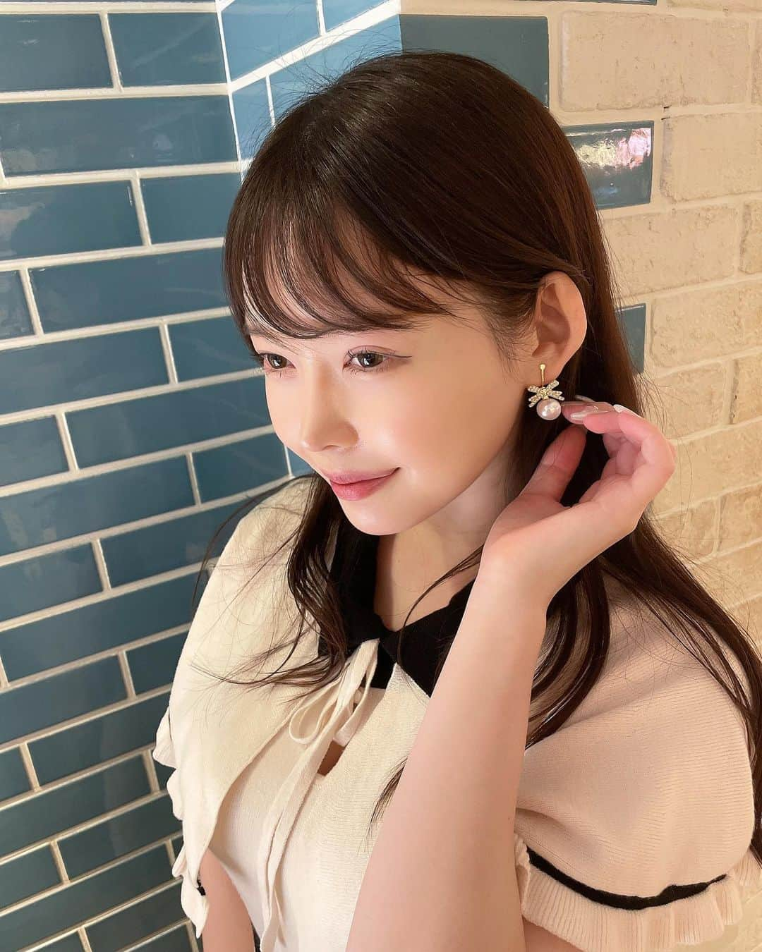 伊川愛梨のインスタグラム：「リボンパールピアス🎀✨ リボンがキラキラなのと大きめのパールがとっても可愛い🥰  @charming_japan  #ピアス#イヤリング#アクセサリー#charming#チャーミング#キラキラピアス」