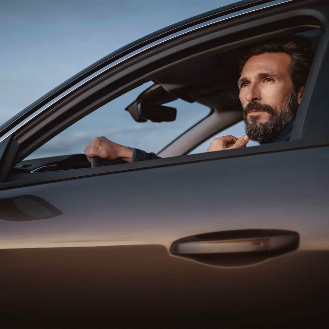 Citroënのインスタグラム：「When you see people coming back from their holidays. #CitroënC5X」