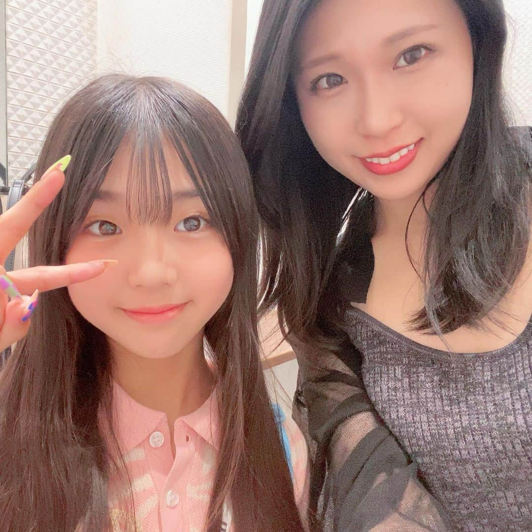 ゆわももチャンネルのインスタグラム：「暑い中出かけてるよぉー！✨ ママともも出かけて　 ゆわは歌🎤 みんなは何してる？  #ゆわももチャンネル #ゆわもも親子 #ランペリリイベ #夏休み #ももわ」