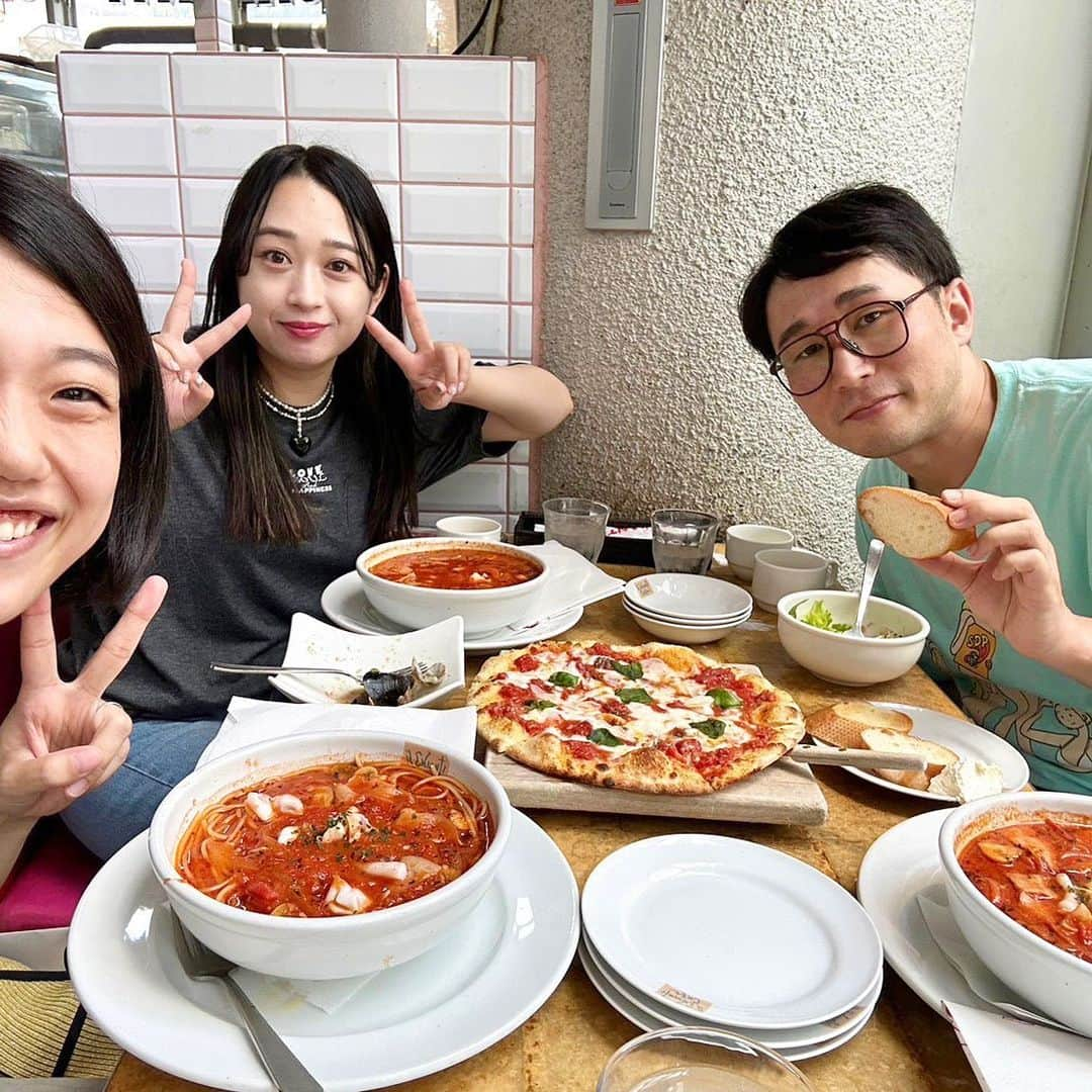 小川暖奈のインスタグラム：「じろうさんとなっちゃんとランチ🍝 2014年にシソンヌさんがKOC優勝された次の日も、この店のこの席でランチしました😂  またランチしましょう〜！！ #ランチ」