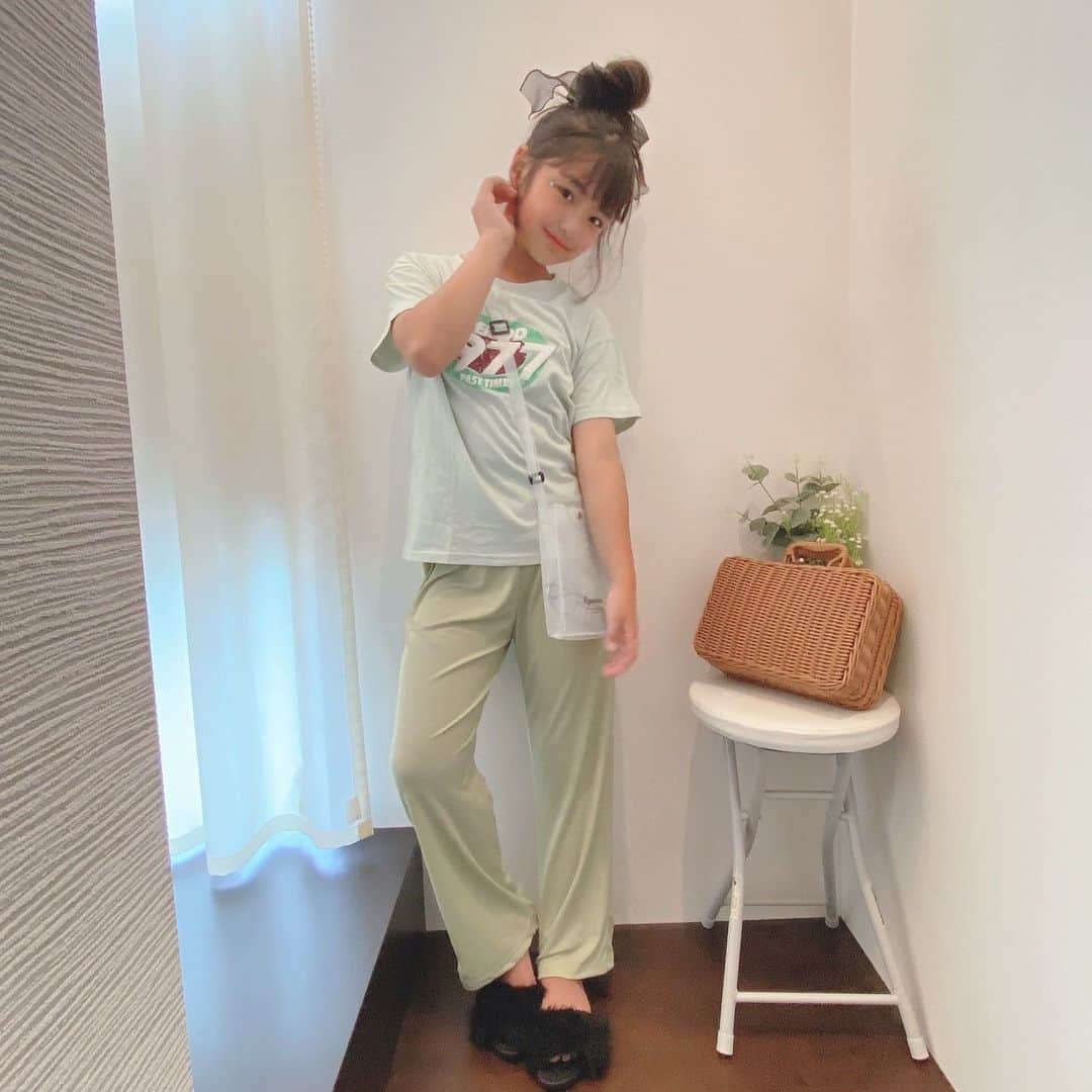 韓国子供服♡smilekids(すまいるきっず) さんのインスタグラム写真 - (韓国子供服♡smilekids(すまいるきっず) Instagram)「. . ☻ご覧頂き有難うございます☻ . . . ♡2023年　春夏新作♡ . . シンプルでミントカラーがお洒落な セットアップ販売中🩵  . 7.500円以上お買い上げ頂いた方は 送料無料となります。 尚、購入後は、同梱などは 受付ておりませんのでご了承下さい。 . . . ♡着画model smilekids 専属model りんchan @o0.don_tama.0o  size 160 . . . 🆕新作、続々入荷中♪ webで販売しています♡ . . . ————————————————— . . web shop http://smilekids888.com/で販売しています← —————————————————— ★ゆうちょ振込での購入も可能です★ web shopより、在庫を確認後  商品名、サイズ、カラーをDMにて 連絡頂けると幸いです☺︎ 確認後のお返事になりますので お時間を頂く場合があります。 在庫が少ない場合や再入荷の人気商品は 取り置きが難しい事があります。 ご了承ください🥺 . . —————————————————— ご購入してくださった方へ✉️ @smilekids888 をタグ付けして投稿して頂いた方を ストーリーにて紹介させて頂きます😍  さらに‥抽選で‥ 毎月、５名様にお買い物で使えるクーポンを プレゼント🎁致します☺️ . 1等‥1.000円OFFクーポン(2名様) 2等‥500円OFFクーポン(3名様) . 沢山のタグ付けをお待ちしています😍  ____________________________________ . . . . . . . ☻webshopには.Instagramプロフより リンクでとべます✈︎✈︎✈︎ http://smilekids888.com/ .  #熊本#山鹿#秋服#今日の服#2021AW #子供服#秋ファッション #秋服コーデ#秋コーデ #リブトップス#背中開きトップス #キッズファッション#キッズファッション女の子  #大人顔負け#大人可愛いコーデ #smilekids #スマイルキッズ #smilekids888 #サイドライン#セットアップ #ジャージ  #キッズコーデ　 #おしゃれさんと繋がりたい」8月3日 16時30分 - smilekids888