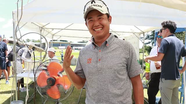  JGTO 男子プロゴルフツアーのインスタグラム：「「横浜ミナトChampionship ～Fujiki Centennial～」第1ラウンド⛳️  プロ9年目の小浦和也が6バーディ・1ボギーの「66」👏をマークして2位タイの好スタート💨　 「血が止まらなくなる難病」と向き合いながらプロ生活を送る小浦は、「同じ病気を持つ人に勇気を与える存在になれたら」と語ってくれました👏 明日のプレーにもご期待ください❗️😊  #jgto #golftournament #男子ゴルフ #横浜ミナトチャンピオンシップ　#横浜カントリークラブ #小浦和也」