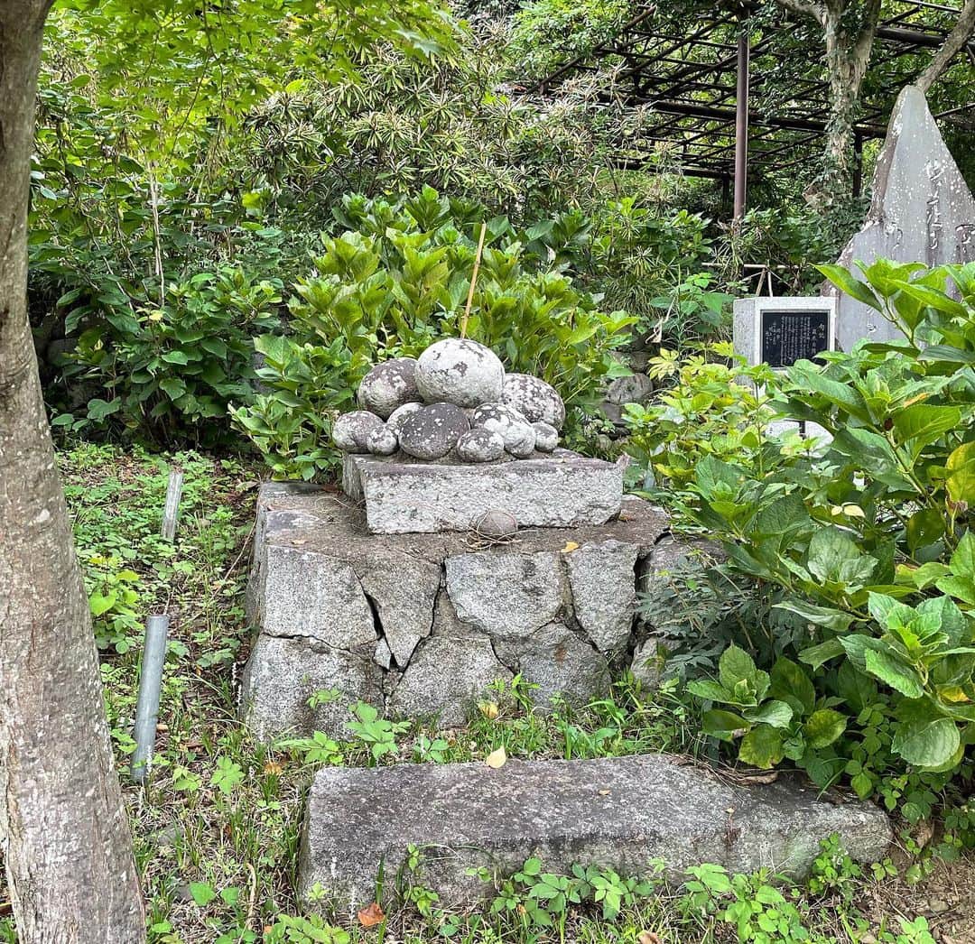 関口愛美さんのインスタグラム写真 - (関口愛美Instagram)「山梨の至る所で見られる道祖神の 「丸石神」 他の土地では滅多に無いものなんだけど、山梨には700ヶ所以上(!)もあるそうです。  かわいい…  #丸石神 #山梨 #道祖神 #yamanashi」8月3日 16時37分 - sekiguchiaimi