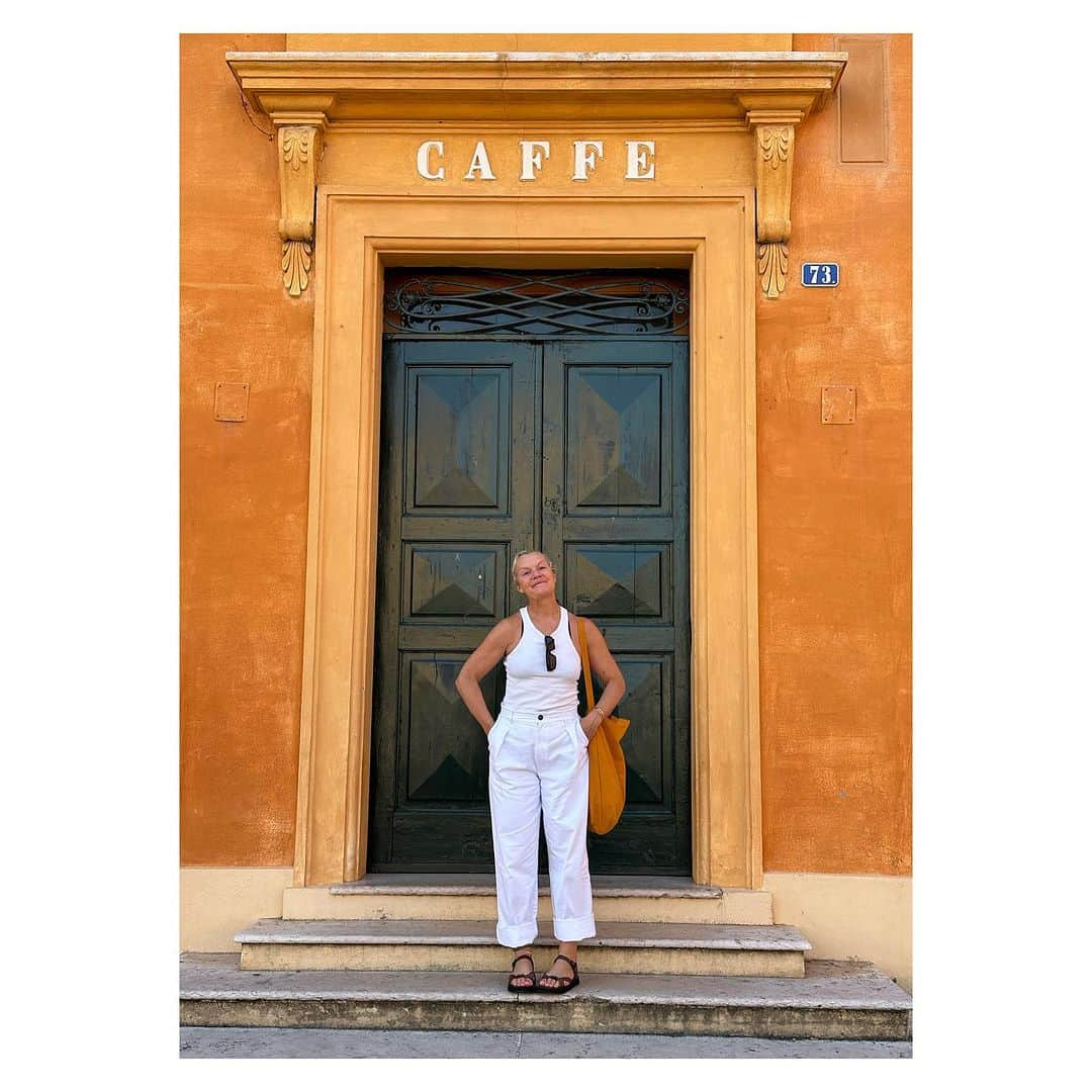 リカのインスタグラム：「Buongiorno 🧡🇮🇹🧡 Best moment early morning walk to work , coffee view the locals .   Friendly man in the bike took my picture .He gave me his best post on his bike 🧡   #italy #orangeisthenewblack #letthedaybegin」