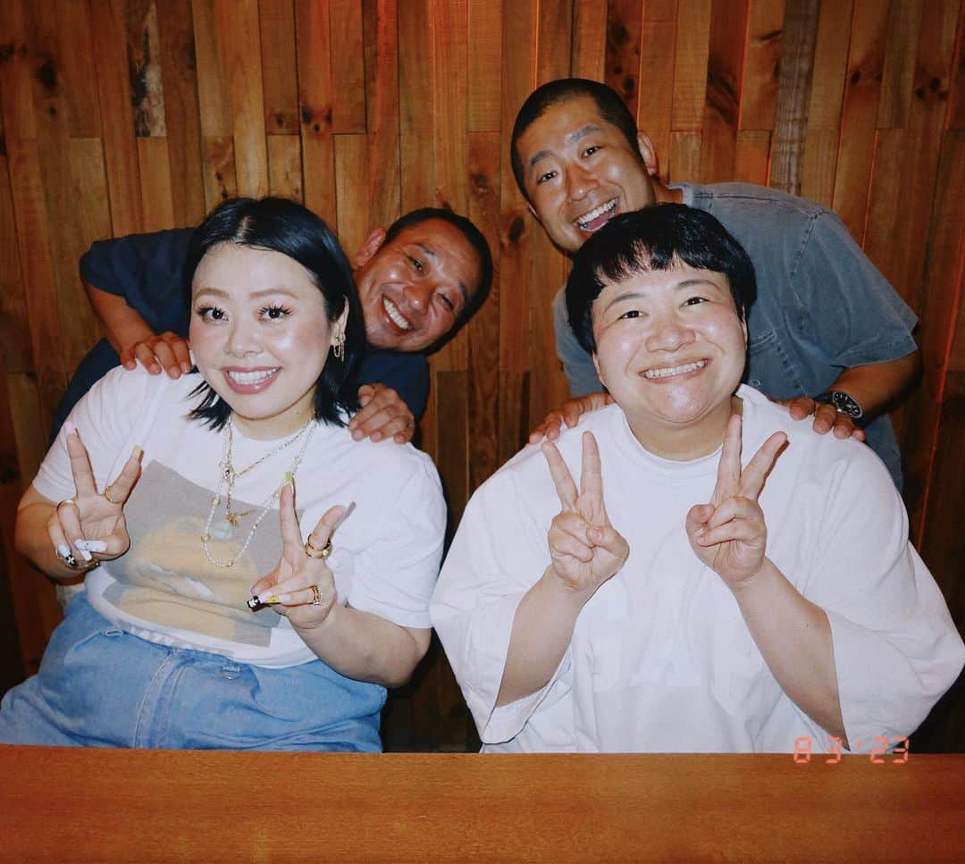 渡辺直美さんのインスタグラム写真 - (渡辺直美Instagram)「東京うにょナイト🫶  With my respected Japanese senpai comedians 🫶  守護霊が可視化された世界みたいな写真で笑う  明らかに前後で時空違うよねwww  大悟さんが優しさで 「女の子が前に座りー」 って言ってくれたけど 遠近法で小顔に見られたい人みたいになっててそれも爆笑したにょwww  顔ちっっっっちゃ😂  みなさんお忙しいのにお会いできて嬉しかったです！！！ 元気もらったー！！  #地味に春菜さんと私のダブルピースもうにょ」8月3日 16時41分 - watanabenaomi703