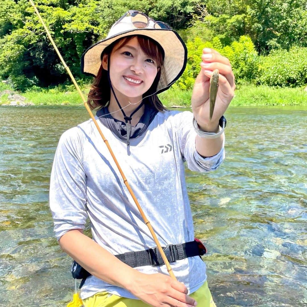 晴山由梨のインスタグラム：「多摩川の清流でピストン釣り！  たまには川もいいですね〜🍃 川に入ると一気に涼しくなって、生き返りました😆  #川釣り #ピストン釣り #ウグイ #晴山由梨」